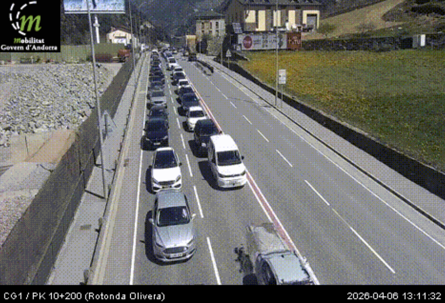 Cua de cotxes de sortida del Principat per la frontera hispanoandorrana. Cua de cotxes de sortida del Principat per la frontera hispanoandorrana.