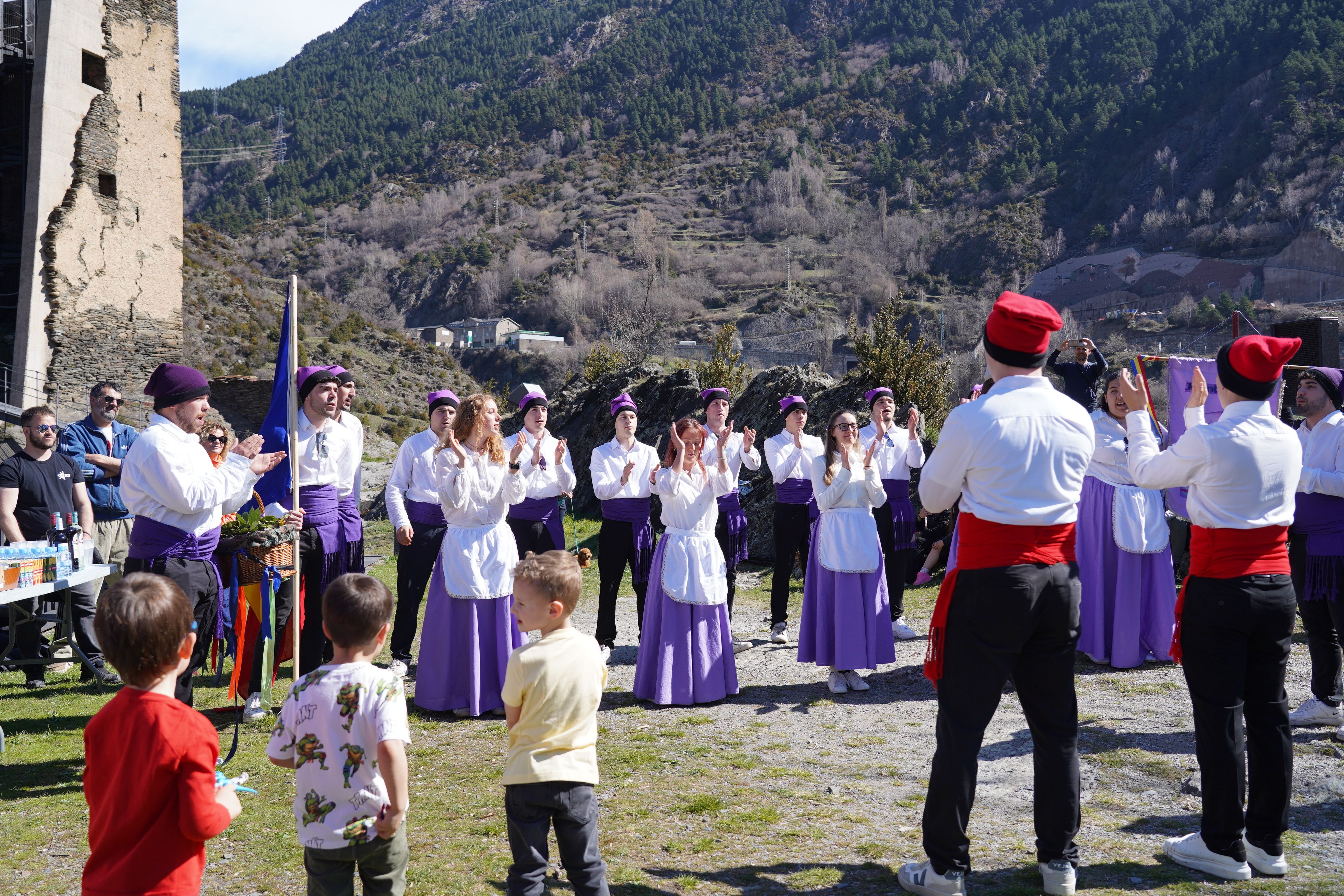 Els Caramellaires d'Encamp cantant a Sant Romà.