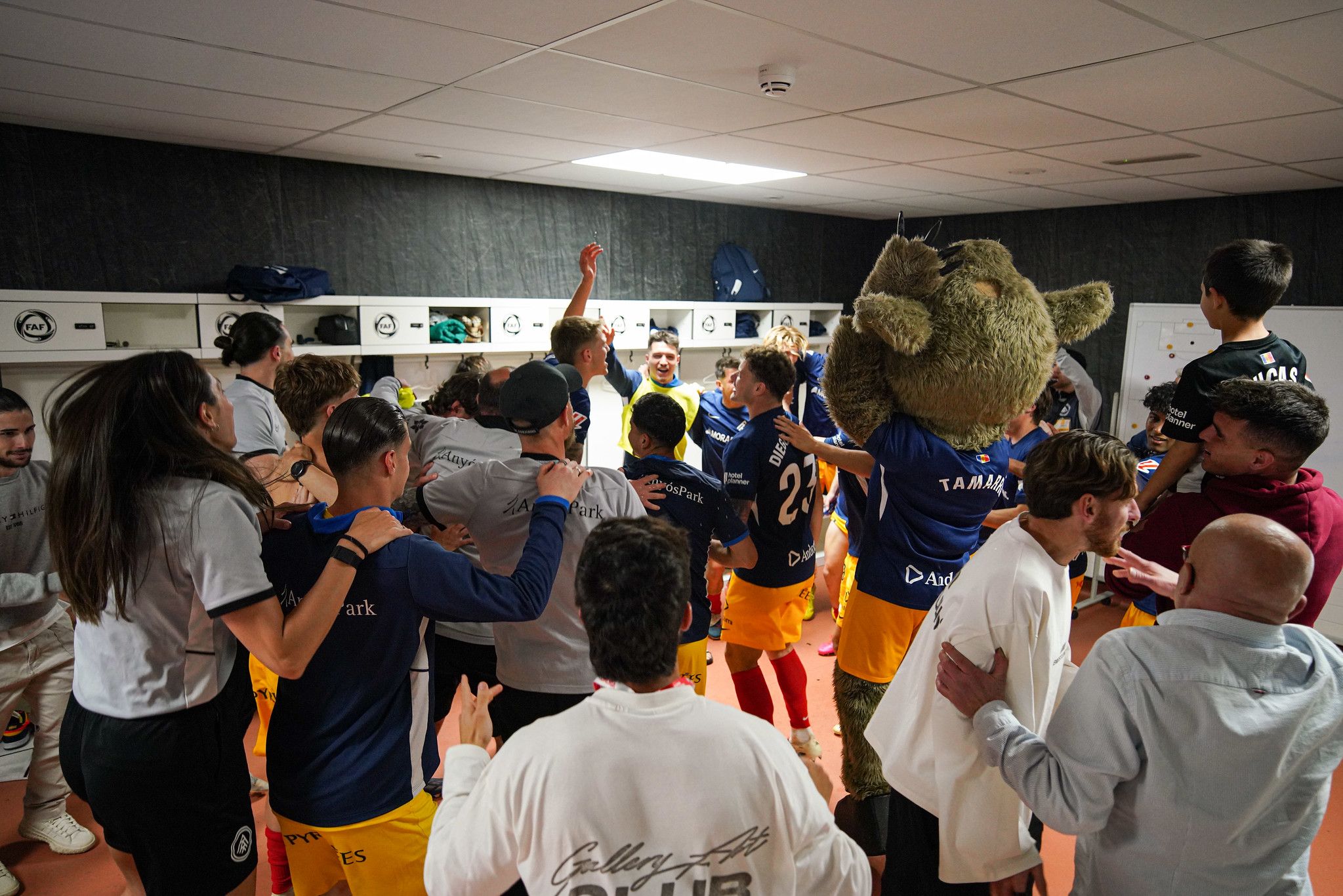 La celebració al vestidor, Tamarro inclòs, després de guanyar al Racing. La celebració al vestidor, Tamarro inclòs, després de guanyar al Racing.