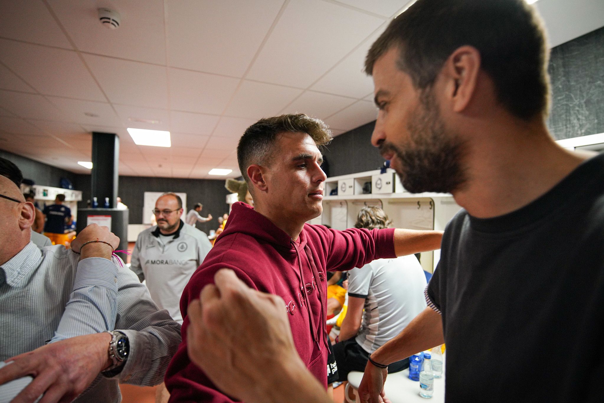 Gerard Piqué va baixar al vestidor per abraçar-se amb Manso. Gerard Piqué va baixar al vestidor per abraçar-se amb Manso.