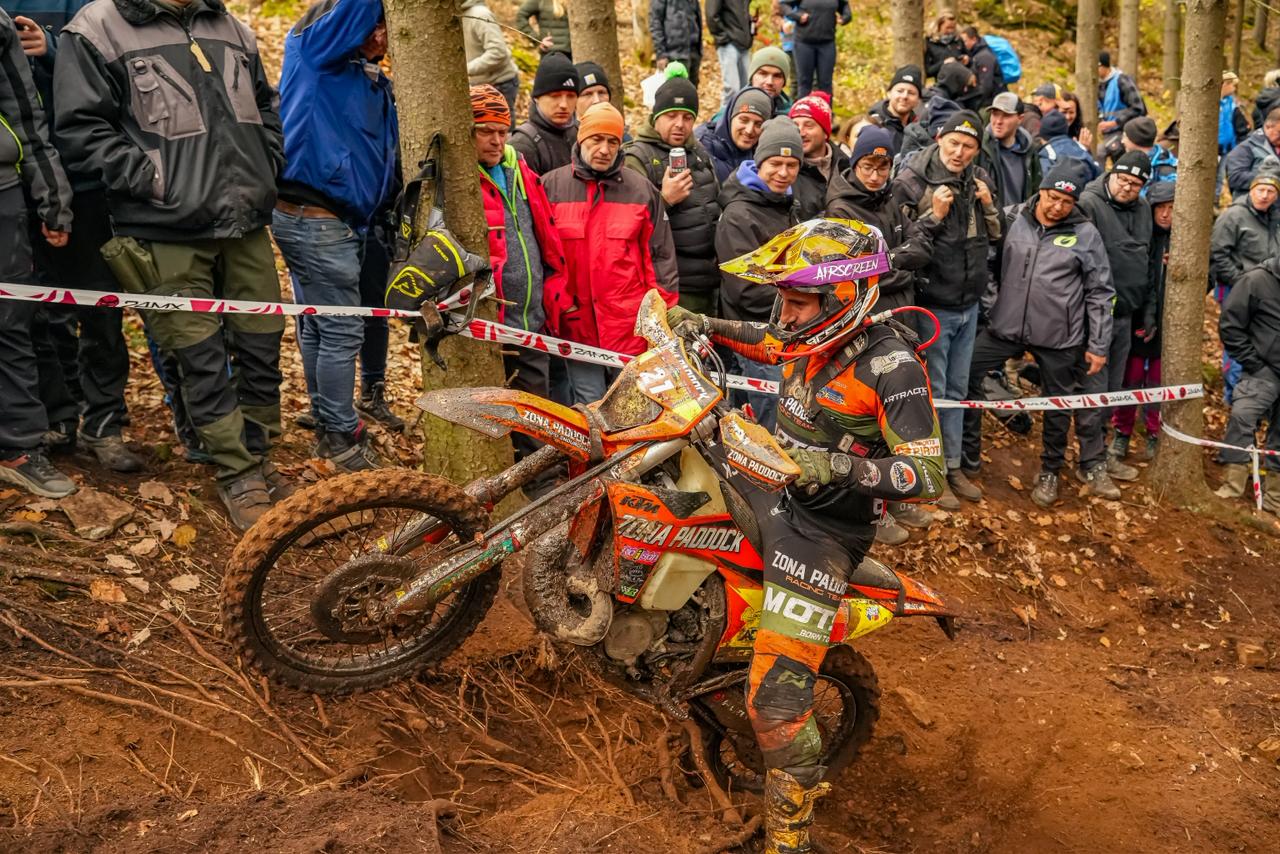 Font, en una prova de Hard Enduro amb l'afició animant-lo. Font, en una prova de Hard Enduro amb l'afició animant-lo.