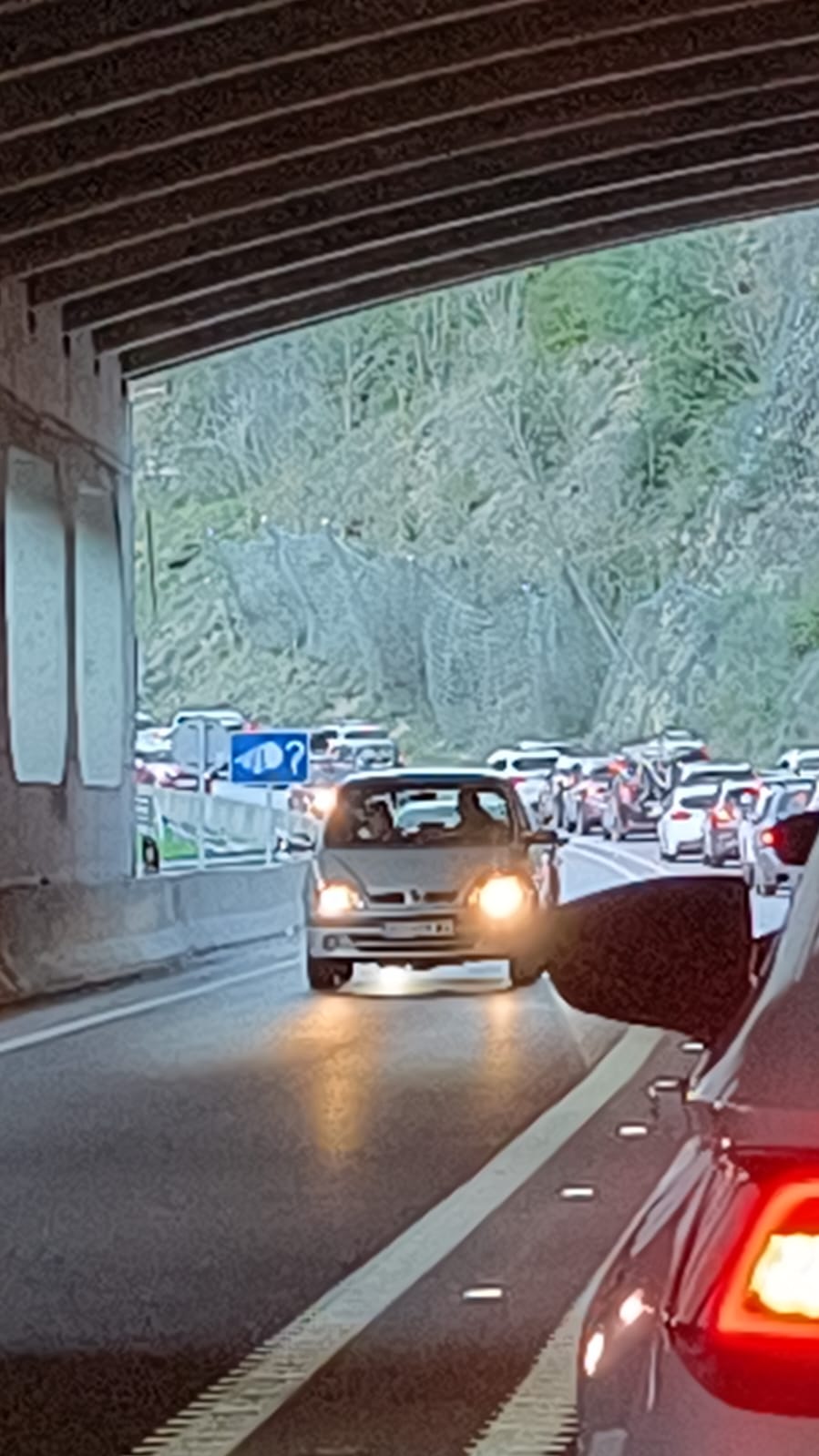 Una imatge de les retencions d'entrada al país d'aquesta tarda. 