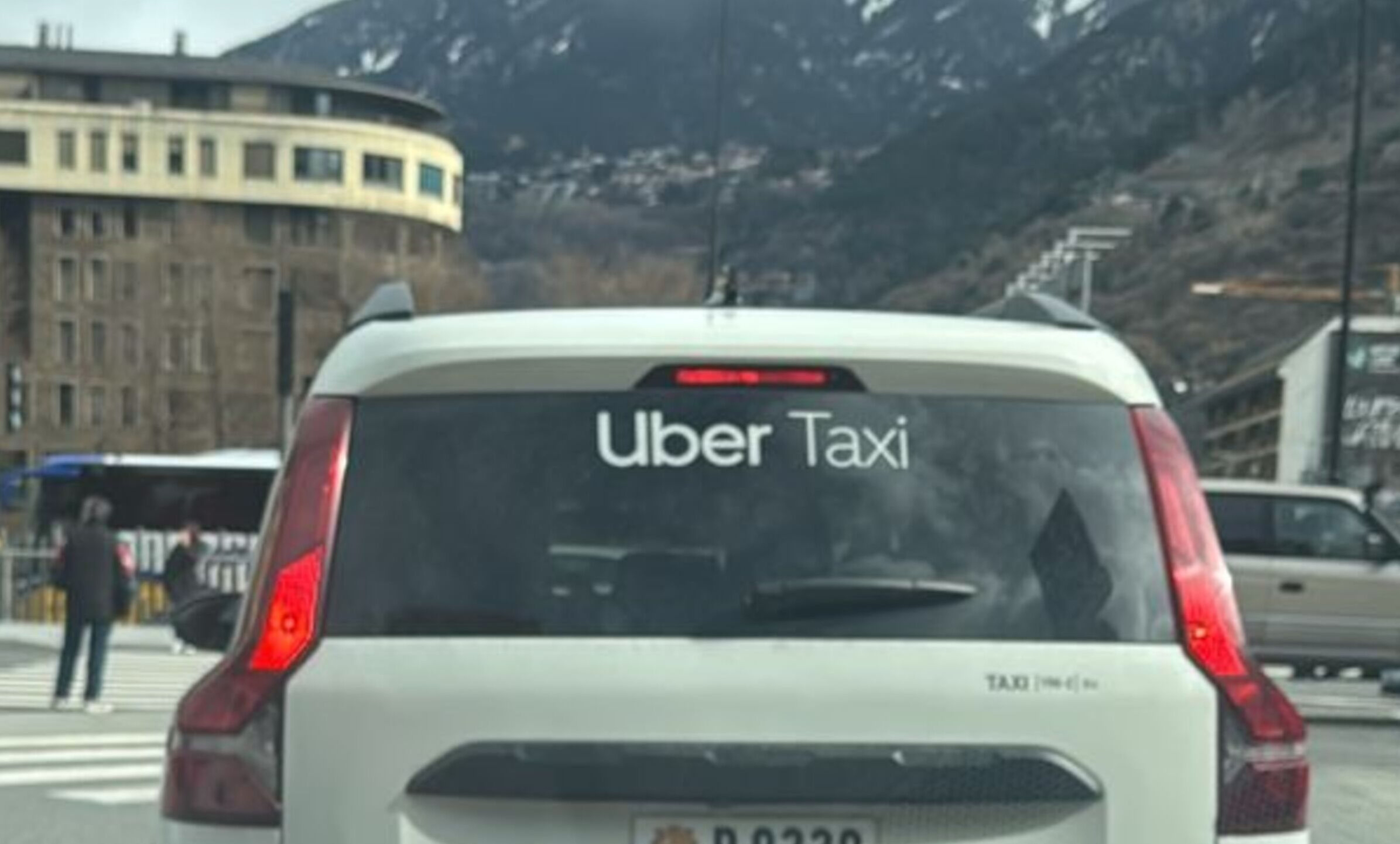 Un dels taxis que també fa servei Uber.