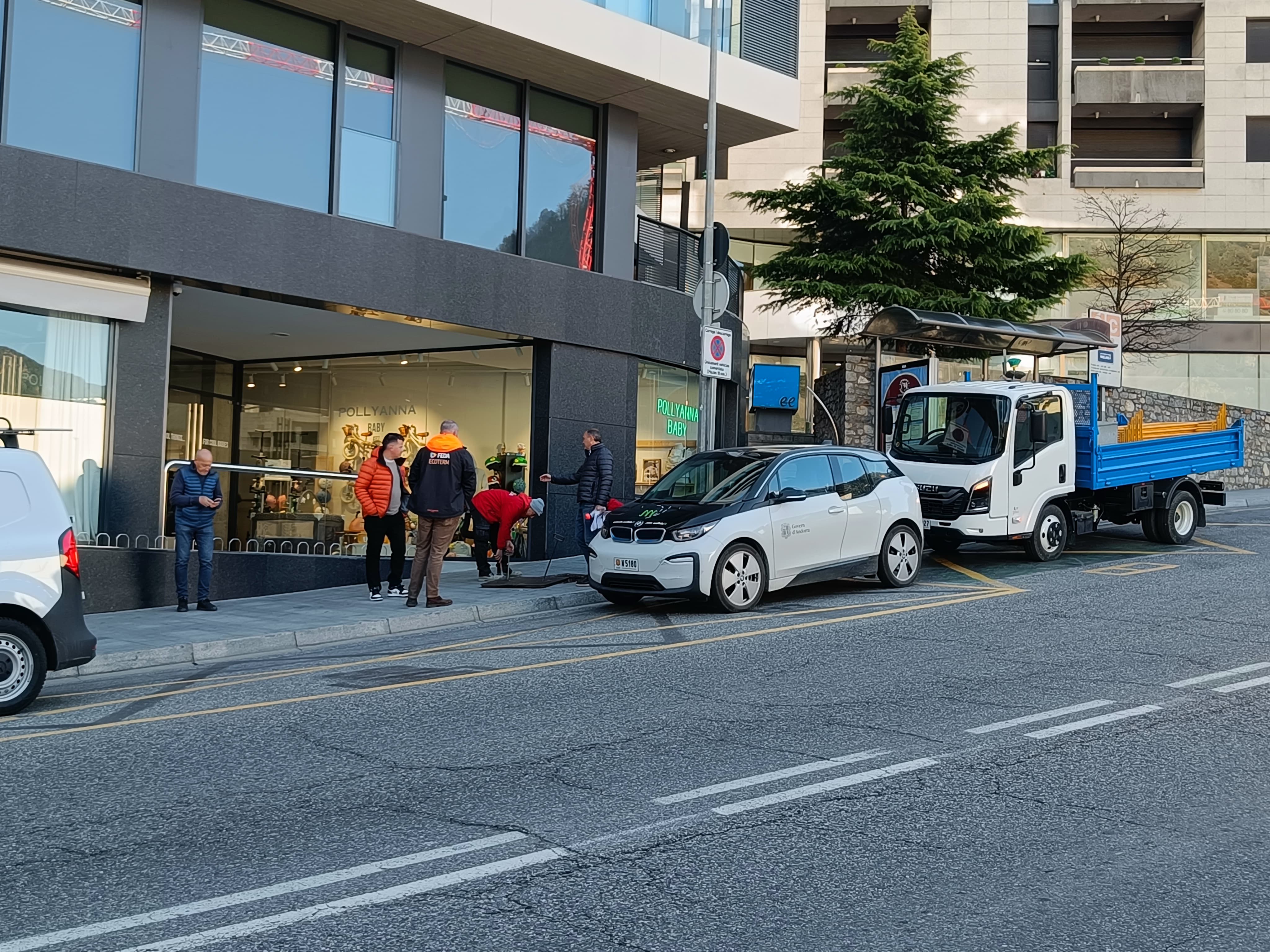 Tècnics de Govern i de FEDA aquest matí al carrer de la Unió.