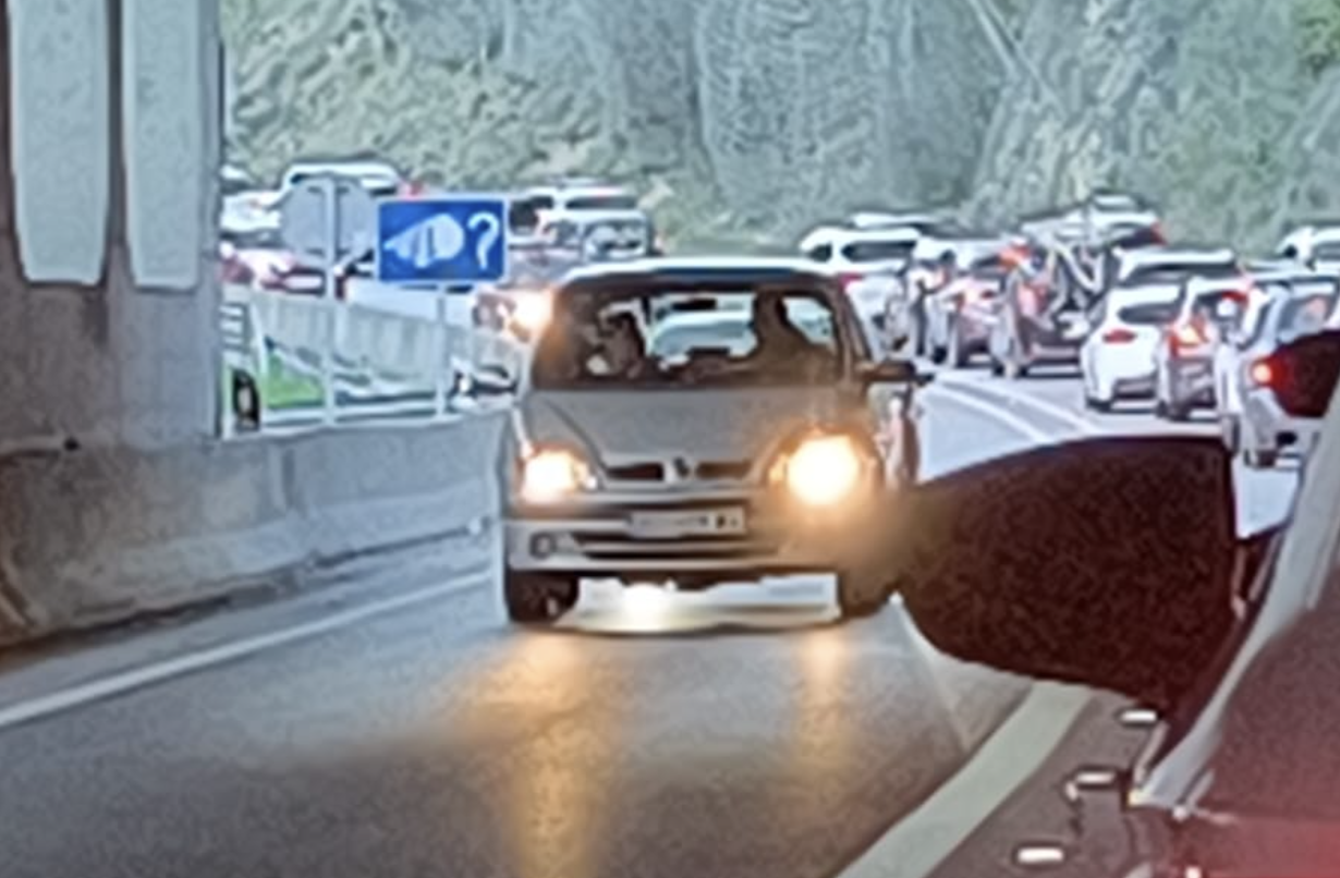 Una imatge de les retencions d'entrada al país dilluns a la tarda. 