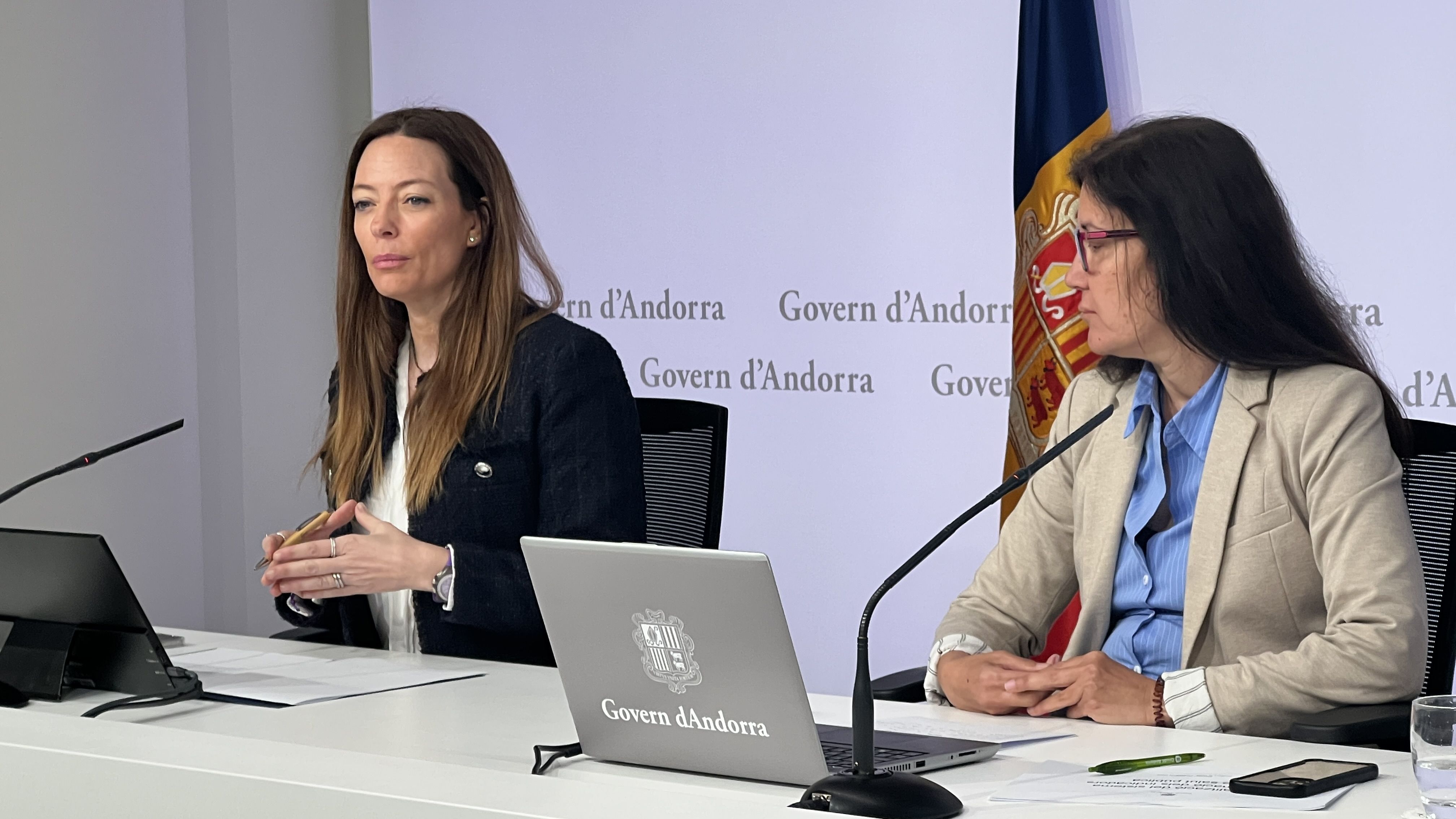 Helena Mas durant la compareixença, amb la tècnica en informació de serveis sanitaris Olga Inglés.