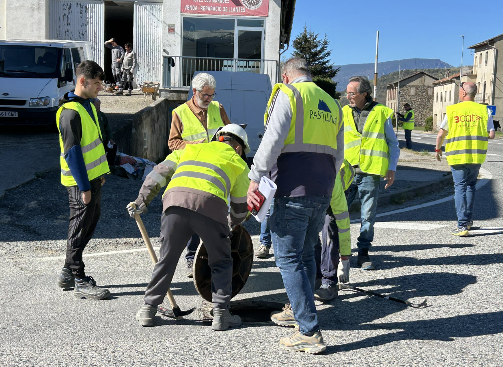 Tècnics preparen la zona per iniciar les obres.