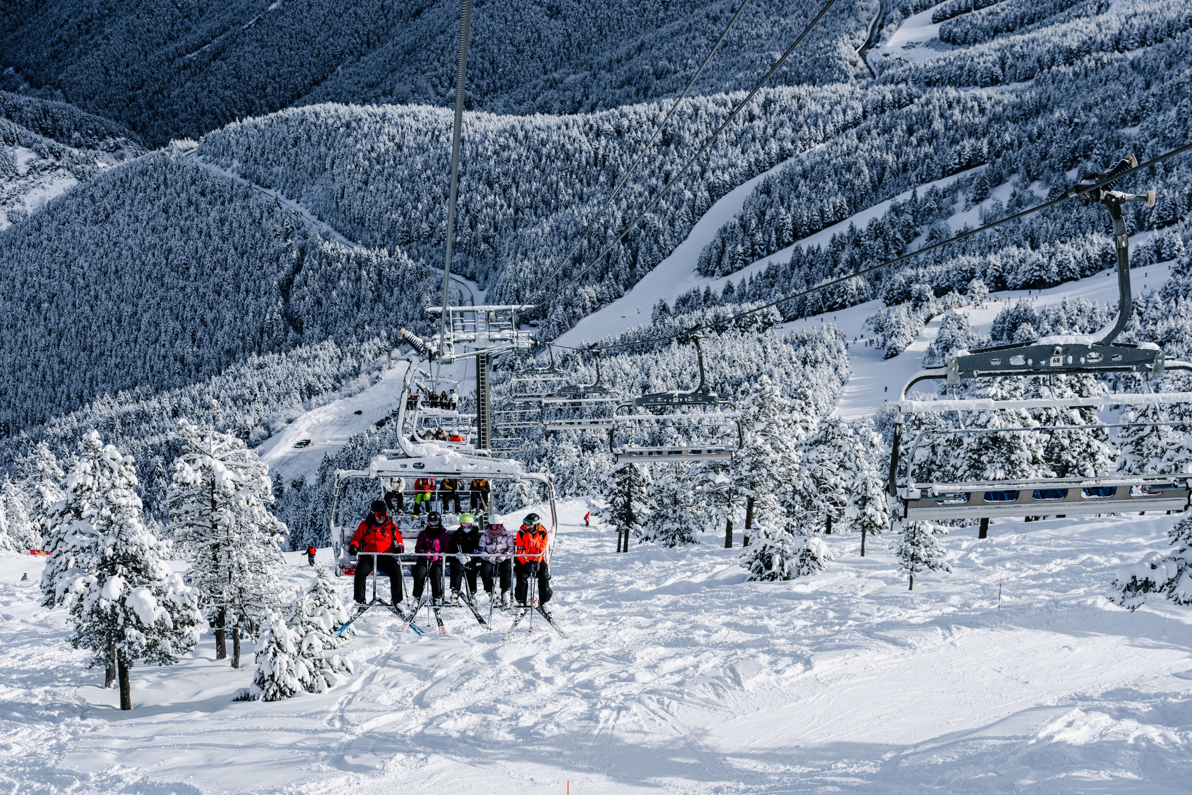 Esquiadors a un telecadira durant la temporada a Pal Arinsal.