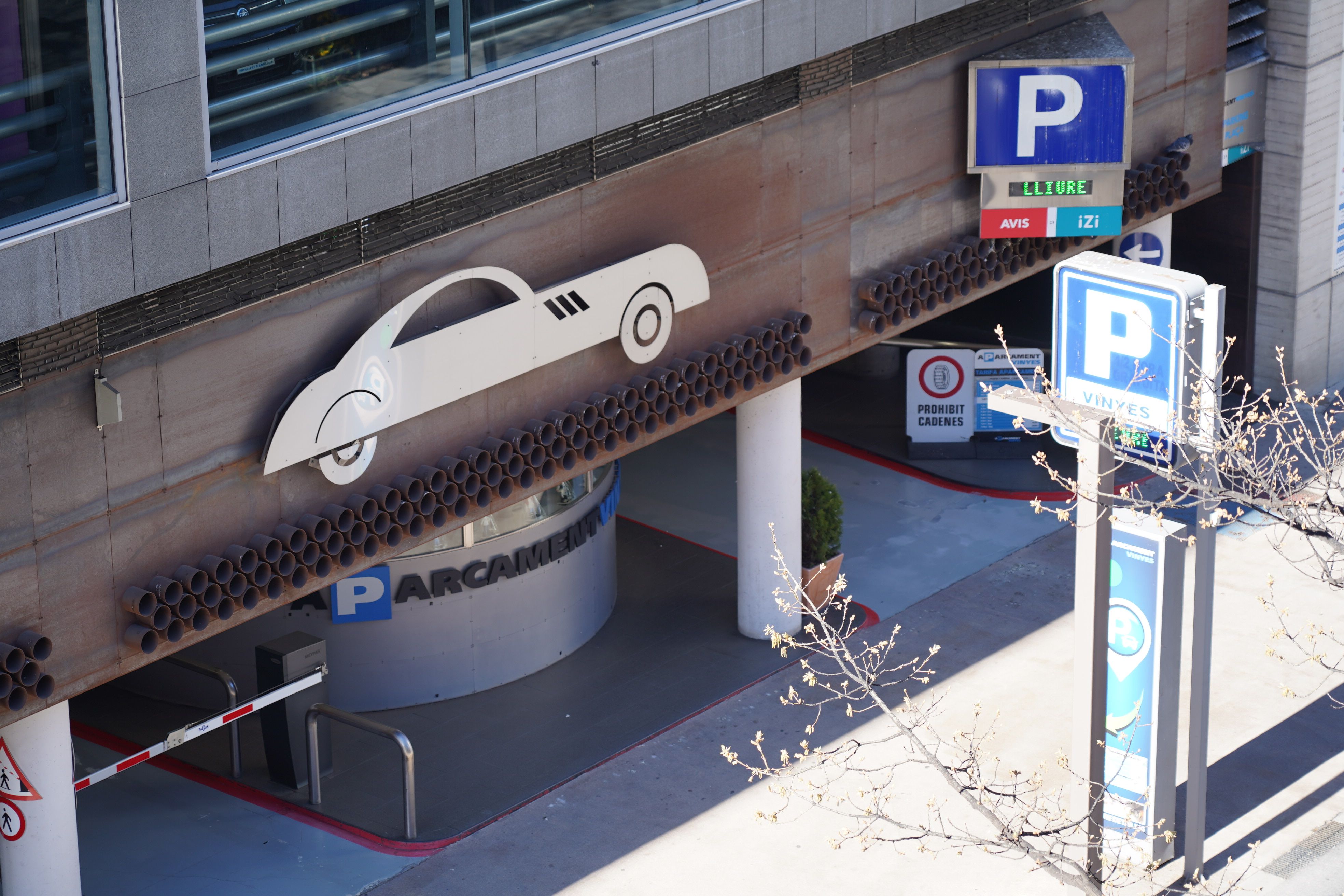 Vista de l'accés al pàrquing Vinyes.