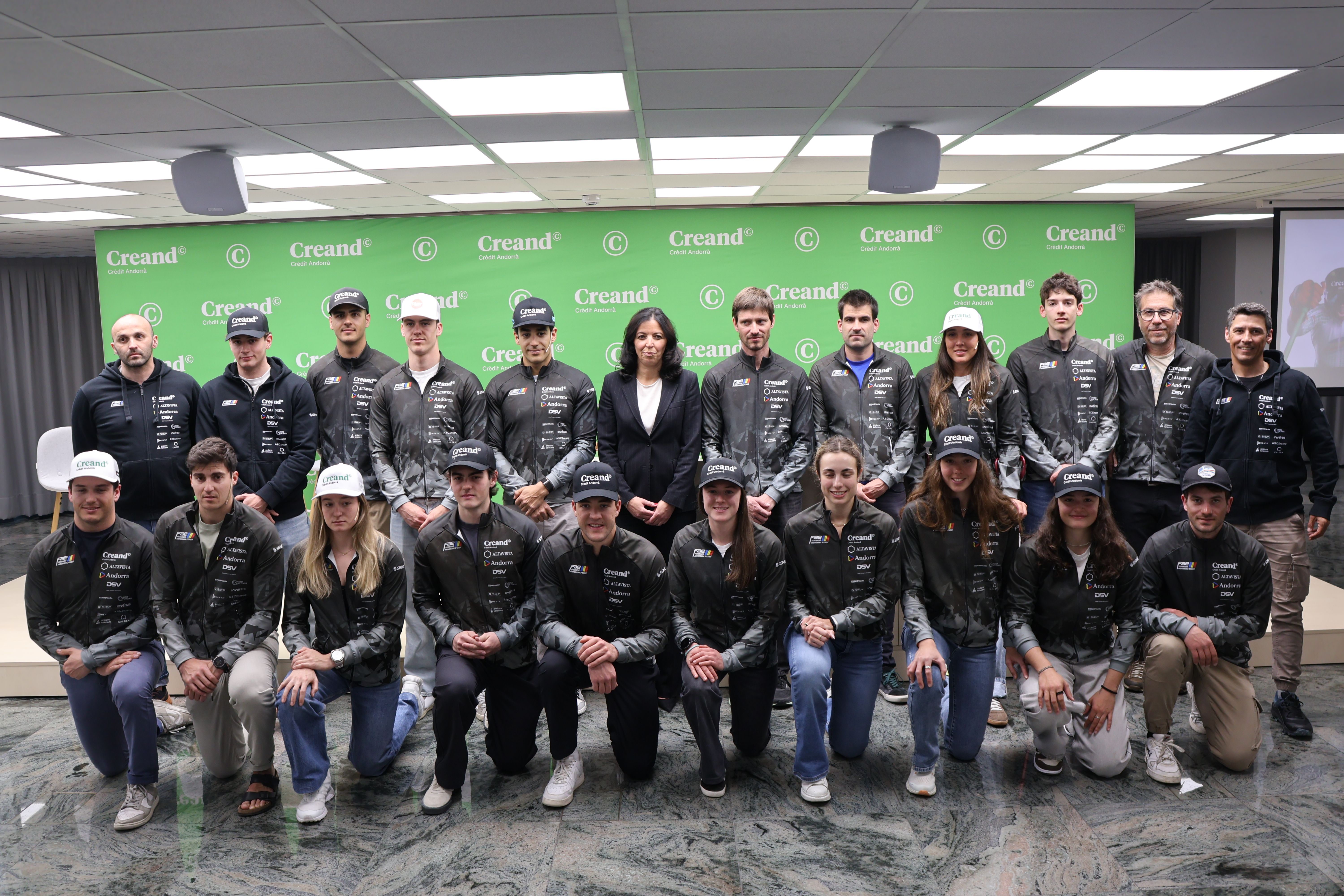 Esquiadors i equip tècnic de la FAE.