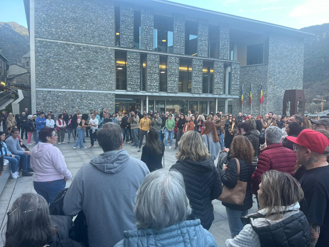 Concentració del Sindicat d’Habitatge d’Andorra a la plaça del Consell General.