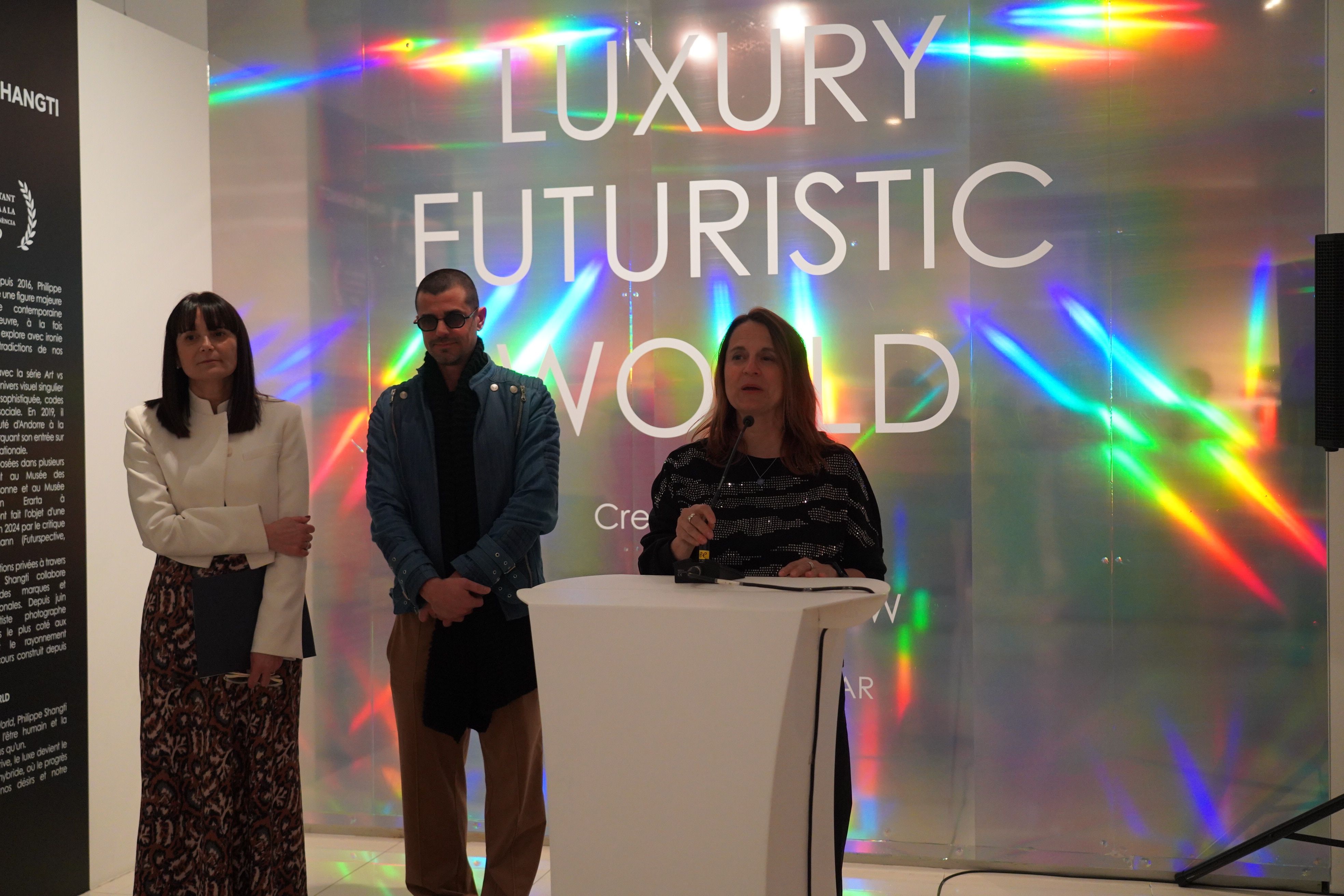 Mònica Bonell i Rosa Gili juntament amb l'artista Philippe Shangti, durant la inauguració d'avui.