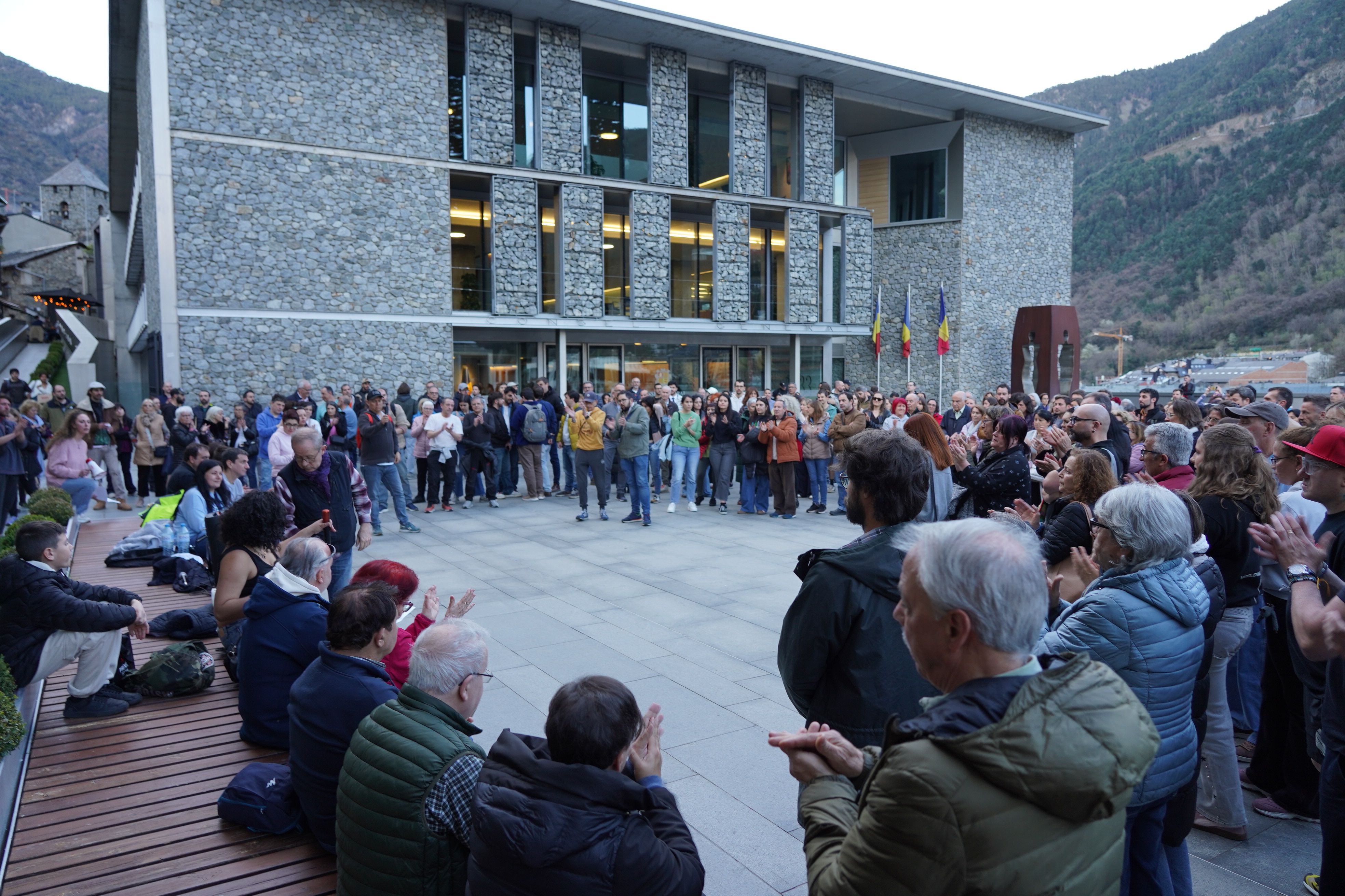 La plaça del Consell plena, aquest vespre. La portaveu del Sindicat, Rebeca Bonache.