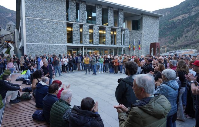 La plaça del Consell plena, aquest vespre.
