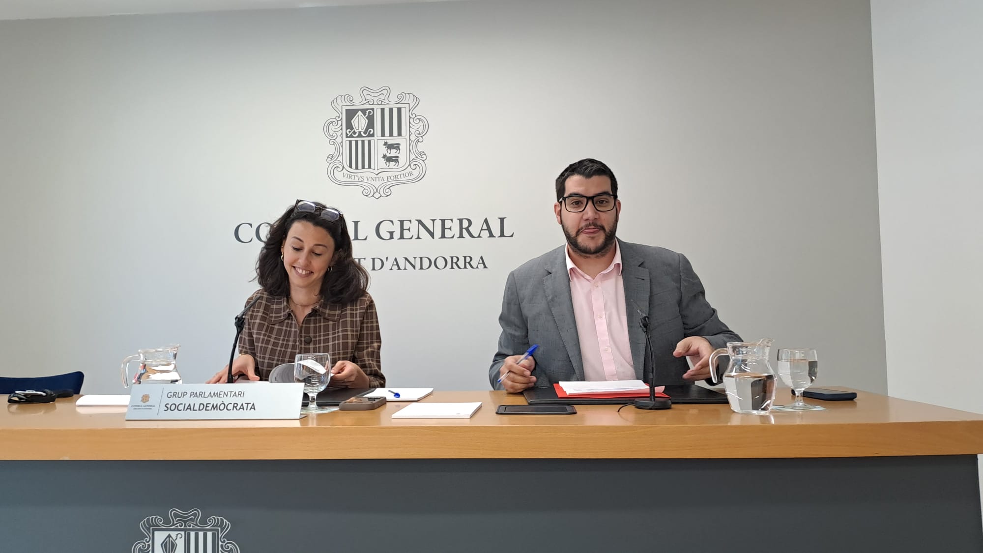 Moliné i Baró, durant la roda de premsa. Moliné i Baró, durant la roda de premsa.