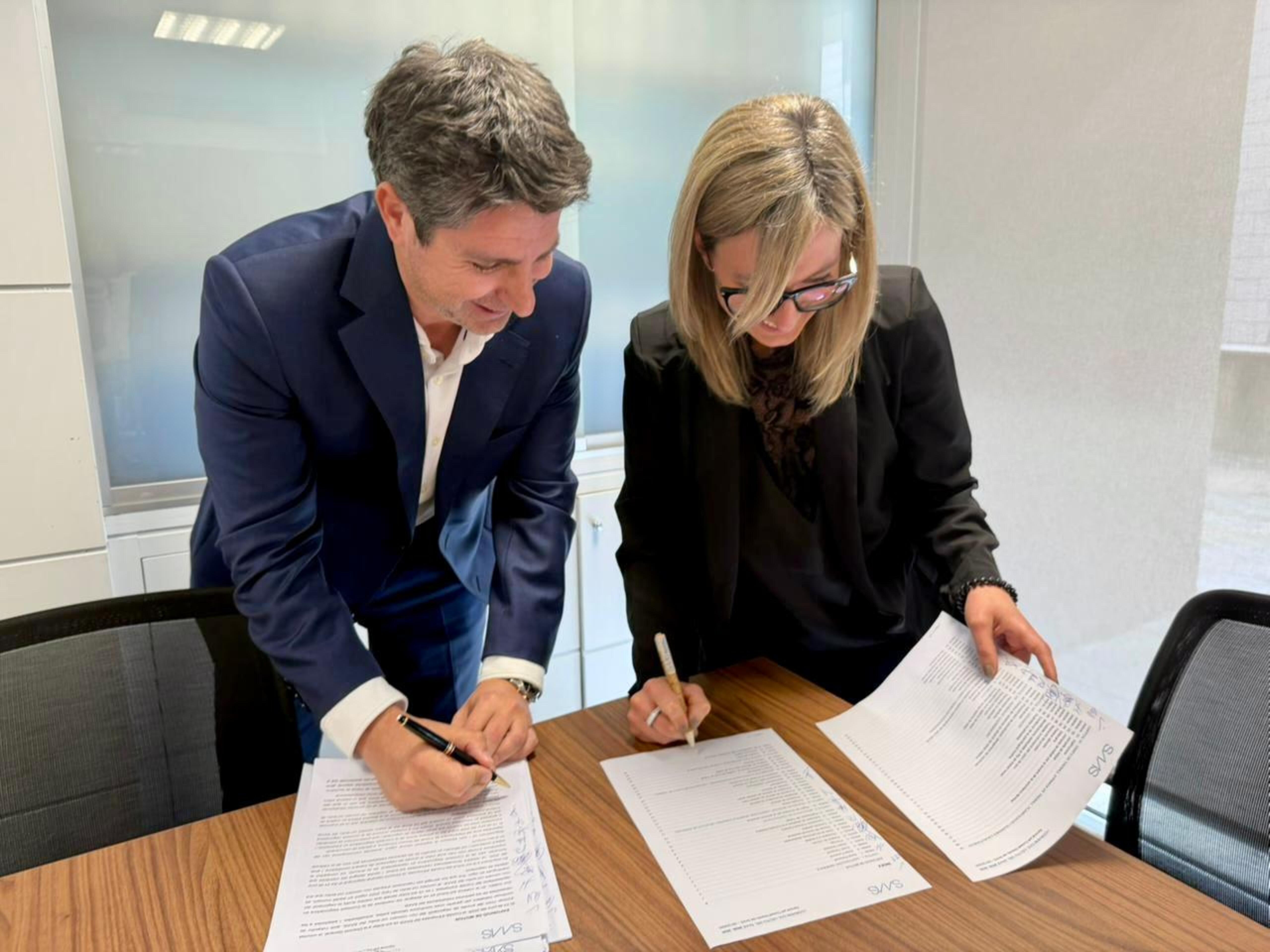 Luís Buendía i Eva Font signant el conveni.