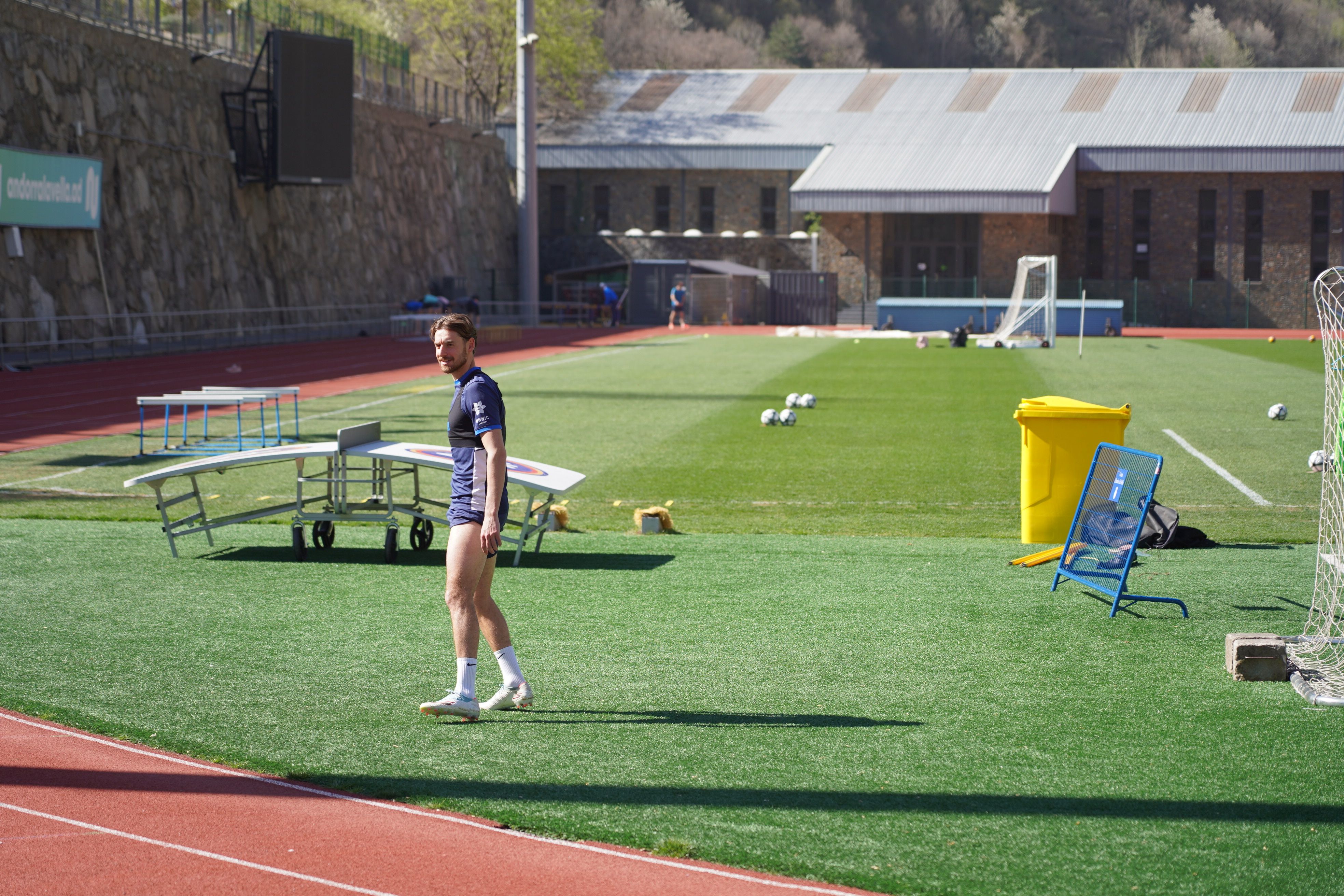 Sergio Molina sortint a practicar damunt la gespa. Sergio Molina sortint a practicar damunt la gespa.