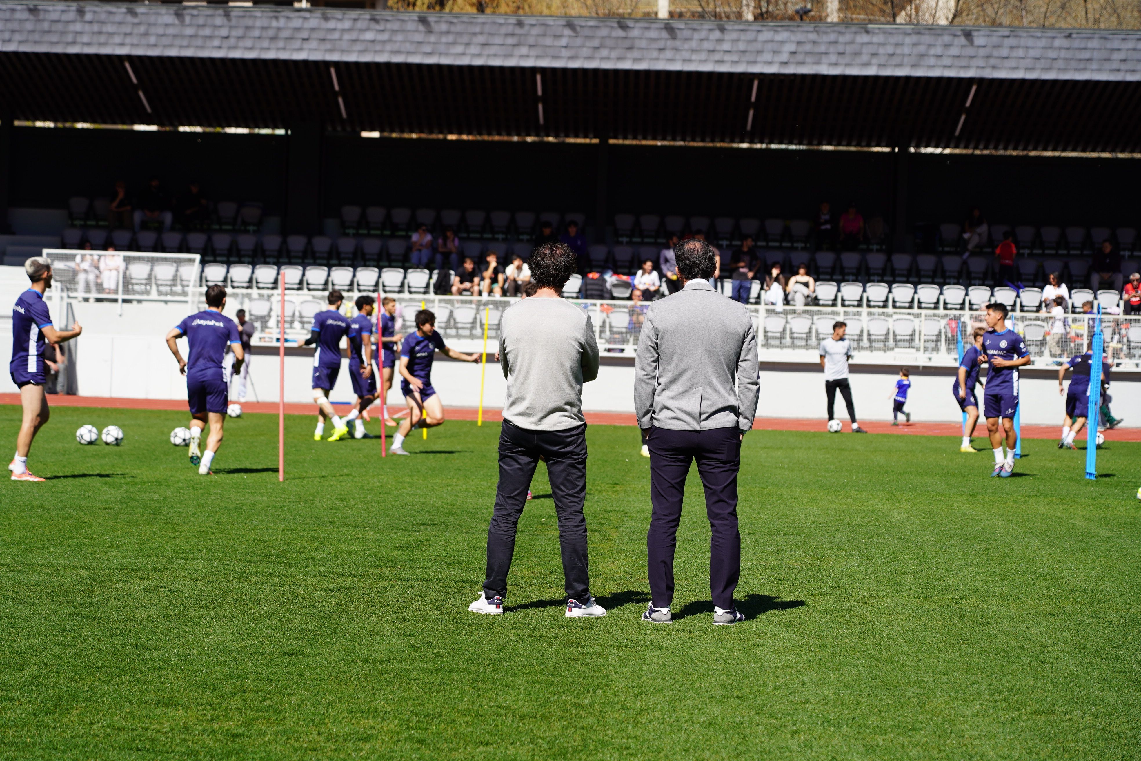Jaume Nogués i Ferran Vilaseca observant l'entrenament. Jaume Nogués i Ferran Vilaseca observant l'entrenament.