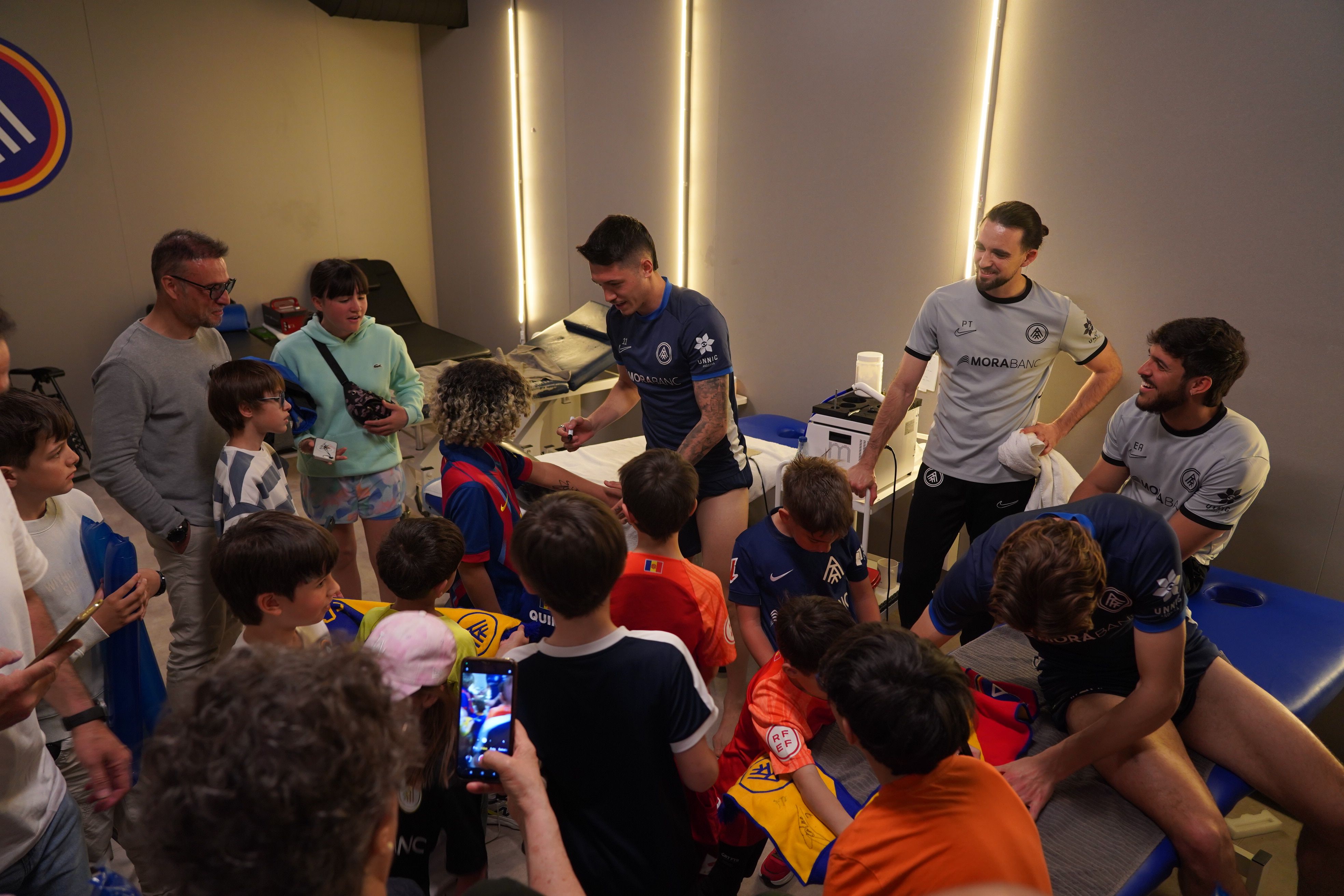 Lautaro signant autògrafs. Lautaro signant autògrafs.