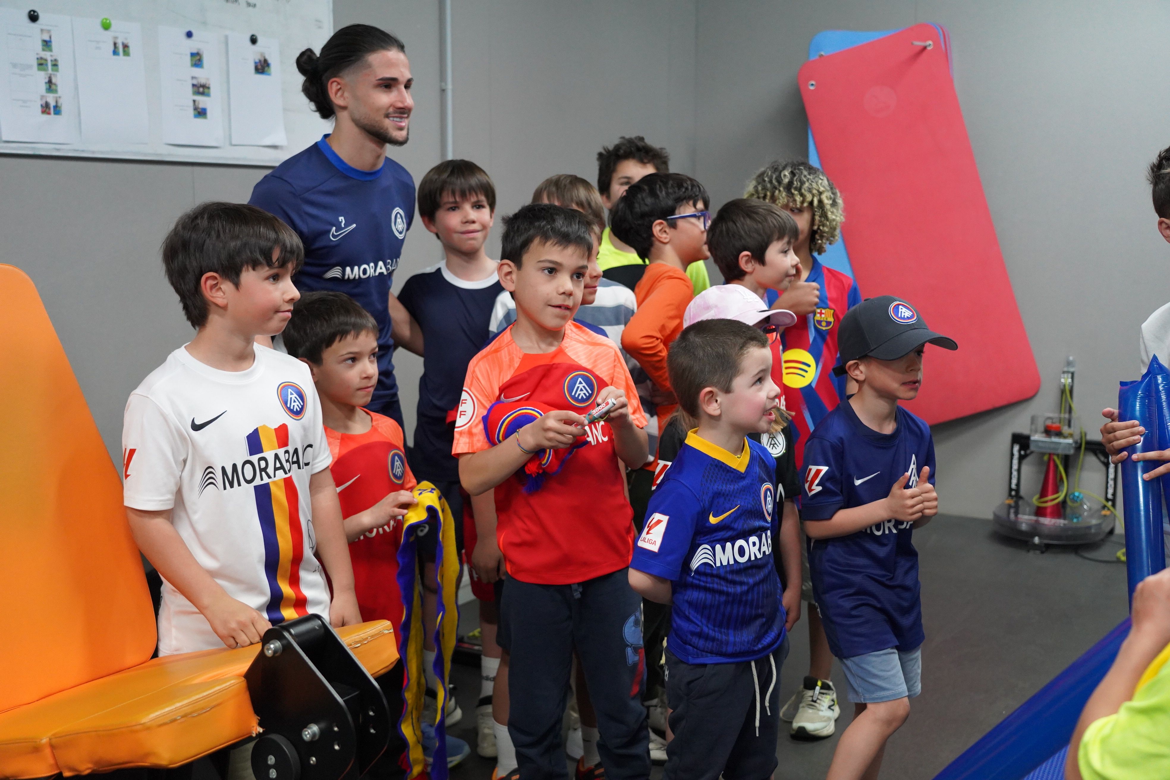 Joves aficionats fotografiant-se amb Álex Calvo. Joves aficionats fotografiant-se amb Álex Calvo.