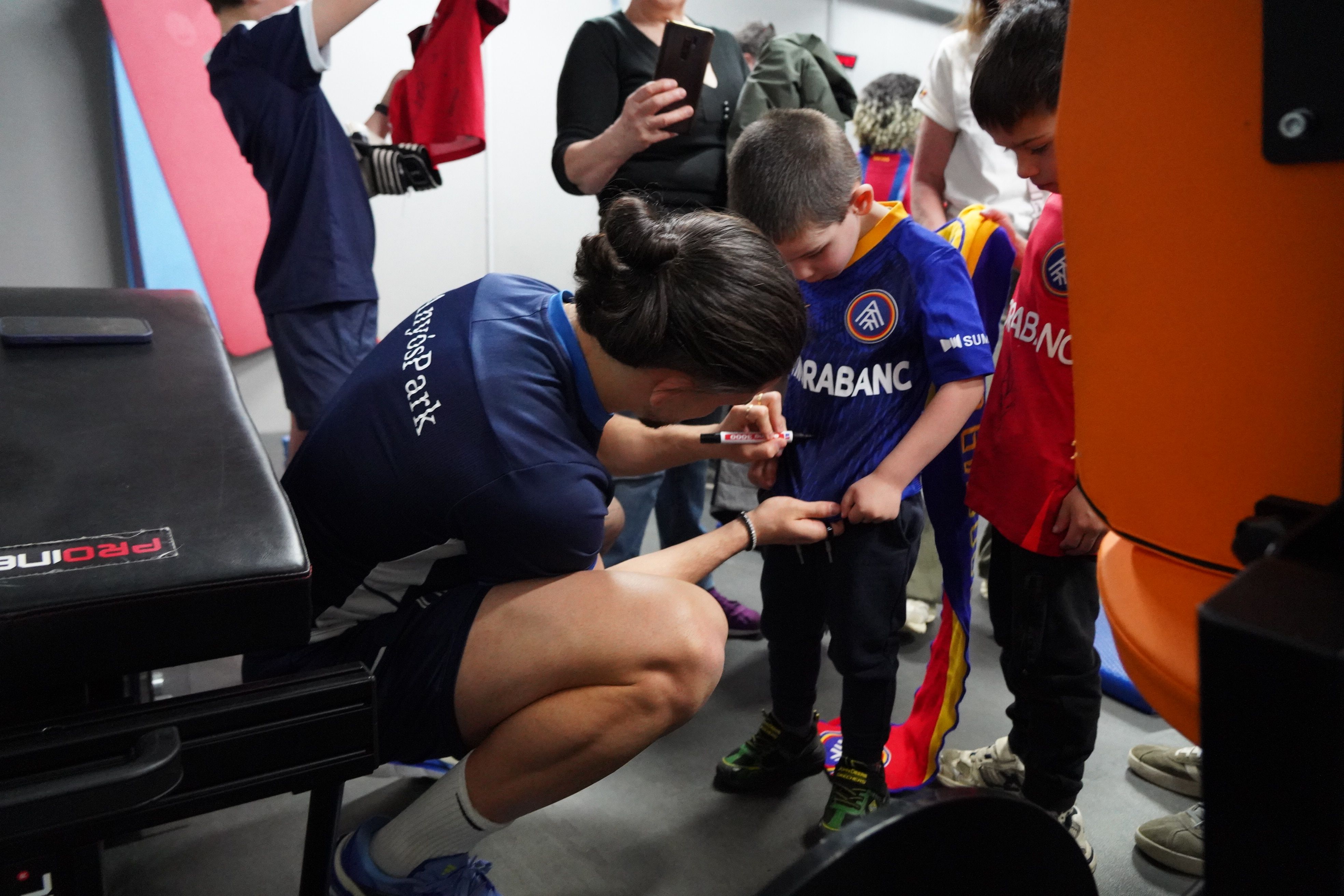 Calvo signant autògrafs. Calvo signant autògrafs.