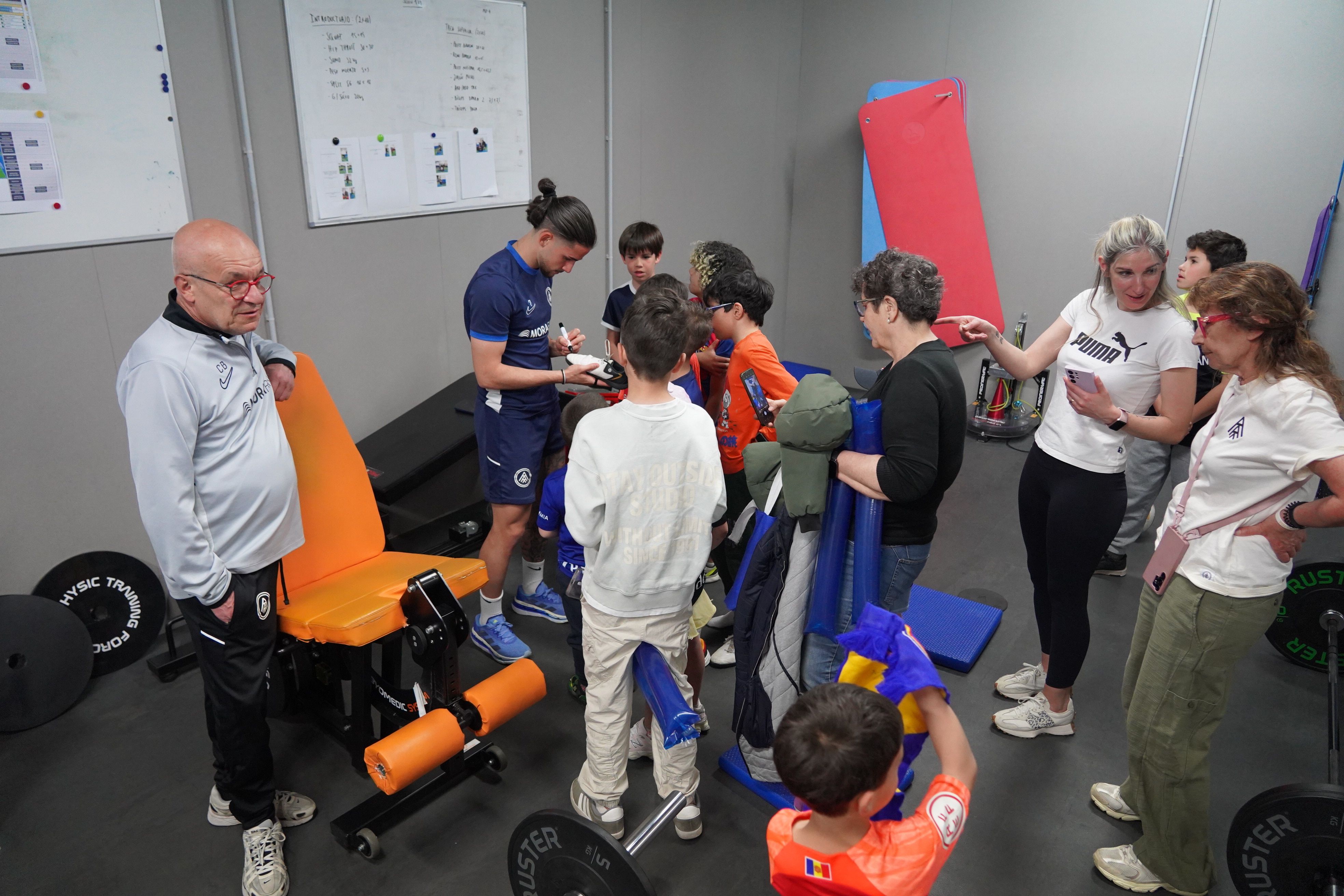 Els joves seguidors, al gimnàs, amb Álex Calvo. Els joves seguidors, al gimnàs, amb Álex Calvo.