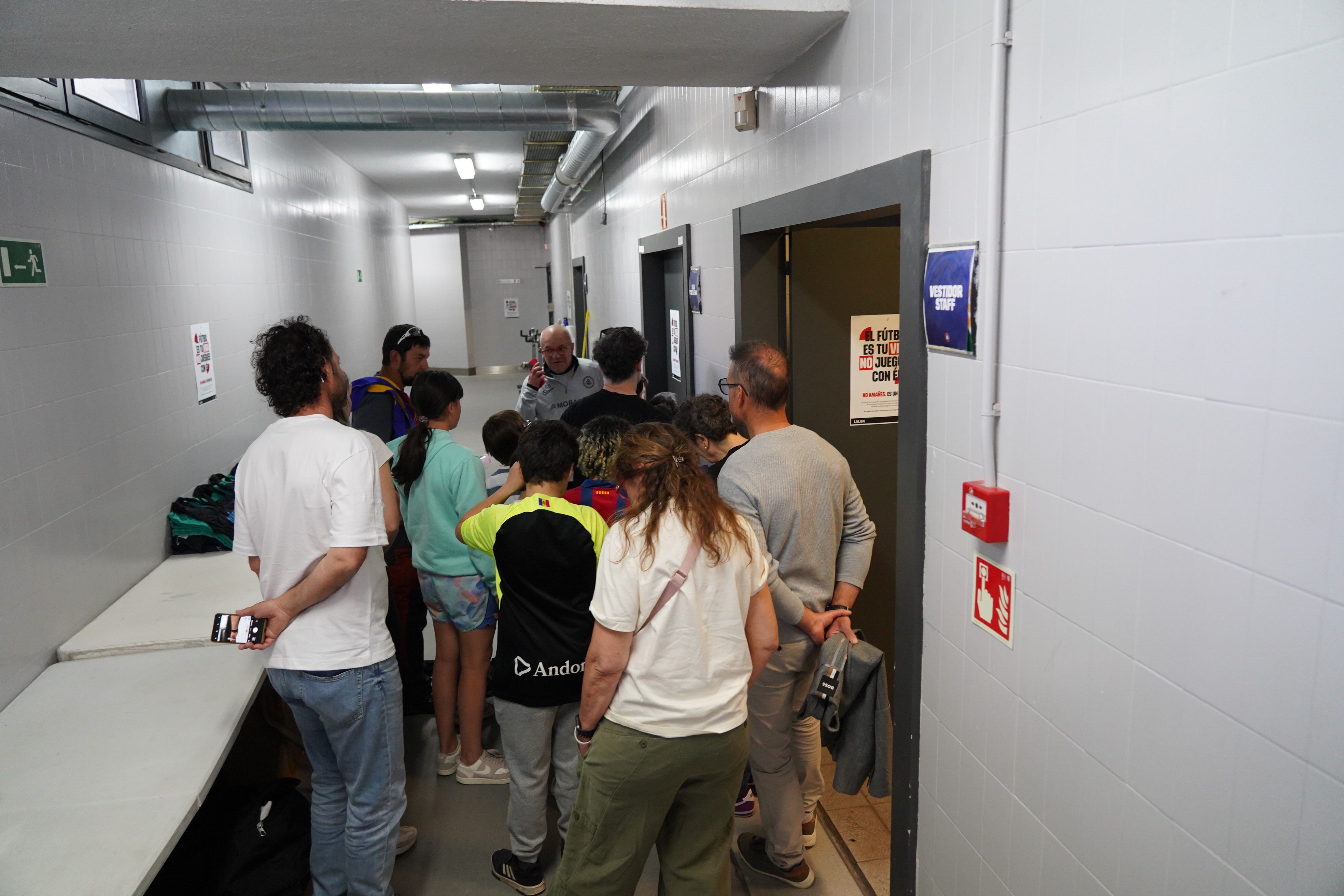 Anant cap a les dependències de l'estadi. Anant cap a les dependències de l'estadi.