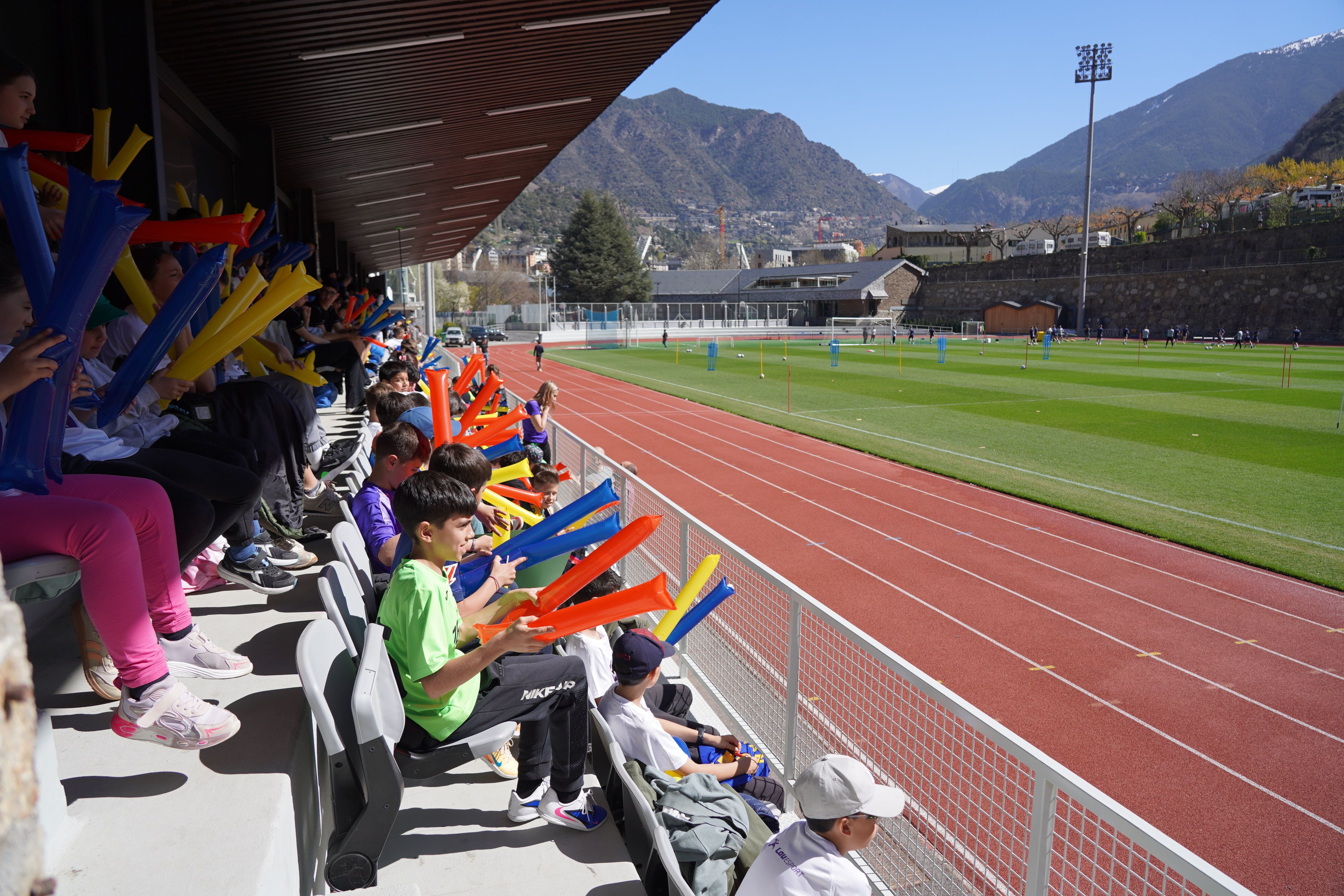 Els joves seguidors animant a la grada. Els joves seguidors animant a la grada.