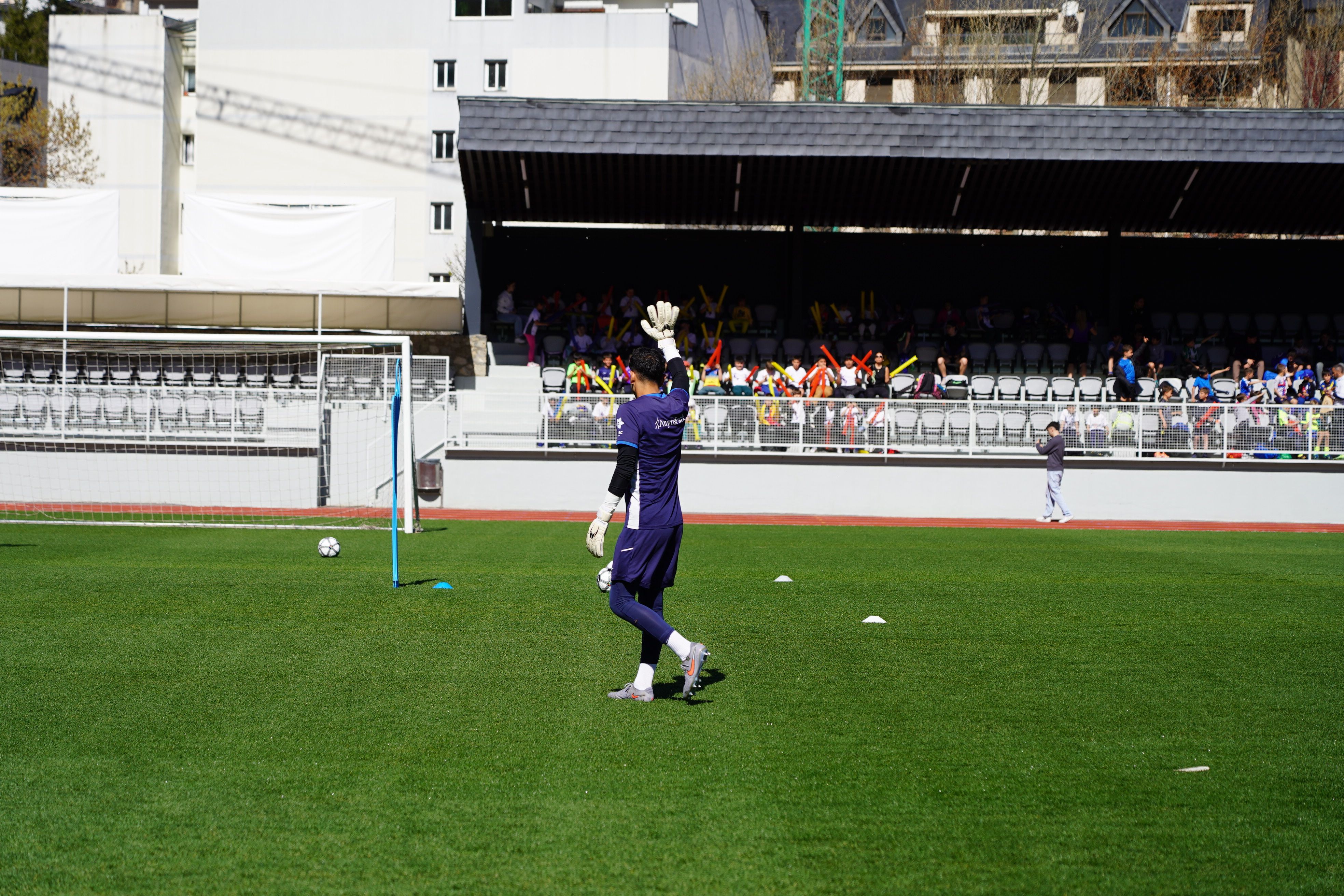 Nico Ratti saludant a la grada. Nico Ratti saludant a la grada.