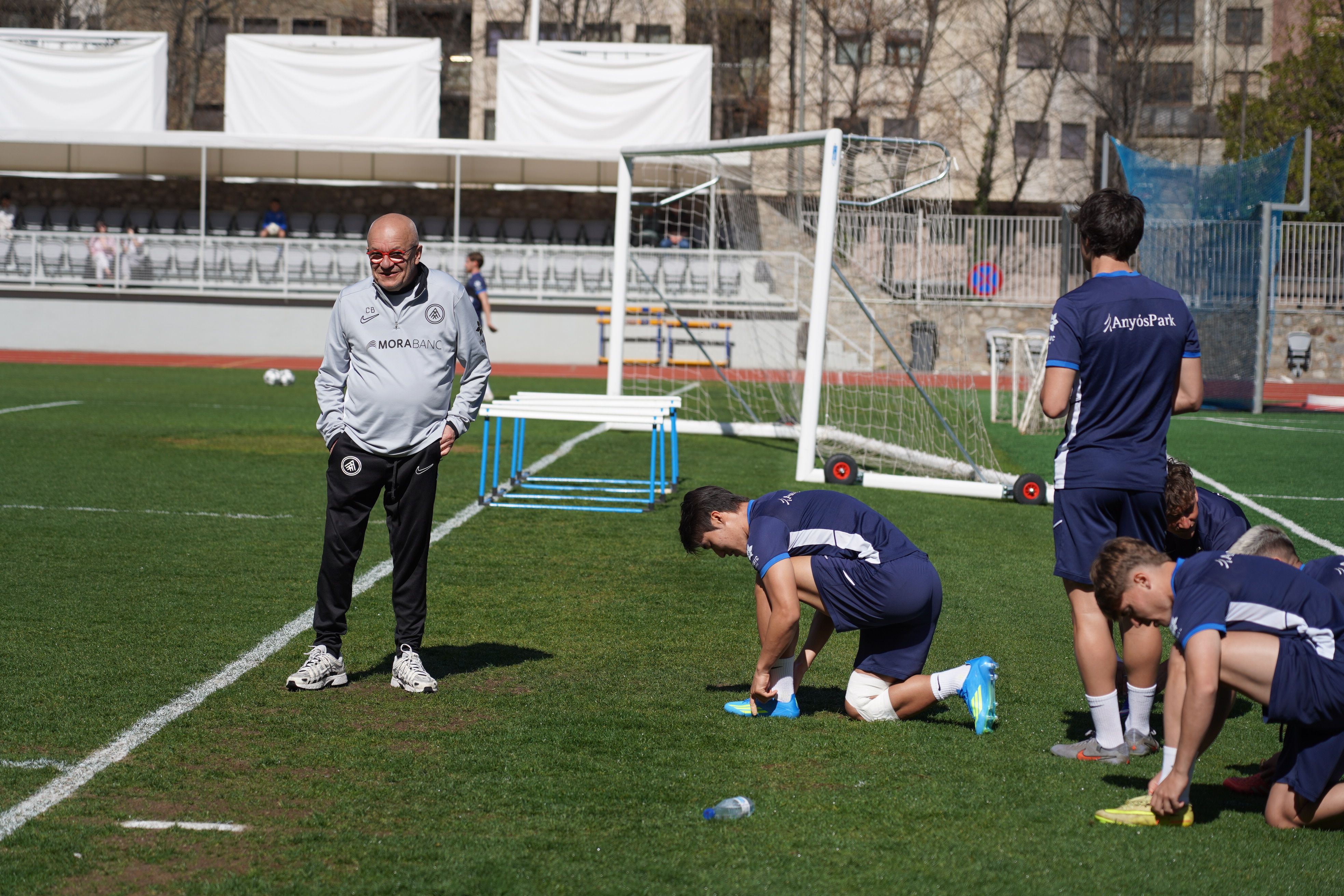 Preparant-se per sortir a la gespa al costat d'en 'Bufa'. Preparant-se per sortir a la gespa al costat d'en 'Bufa'.