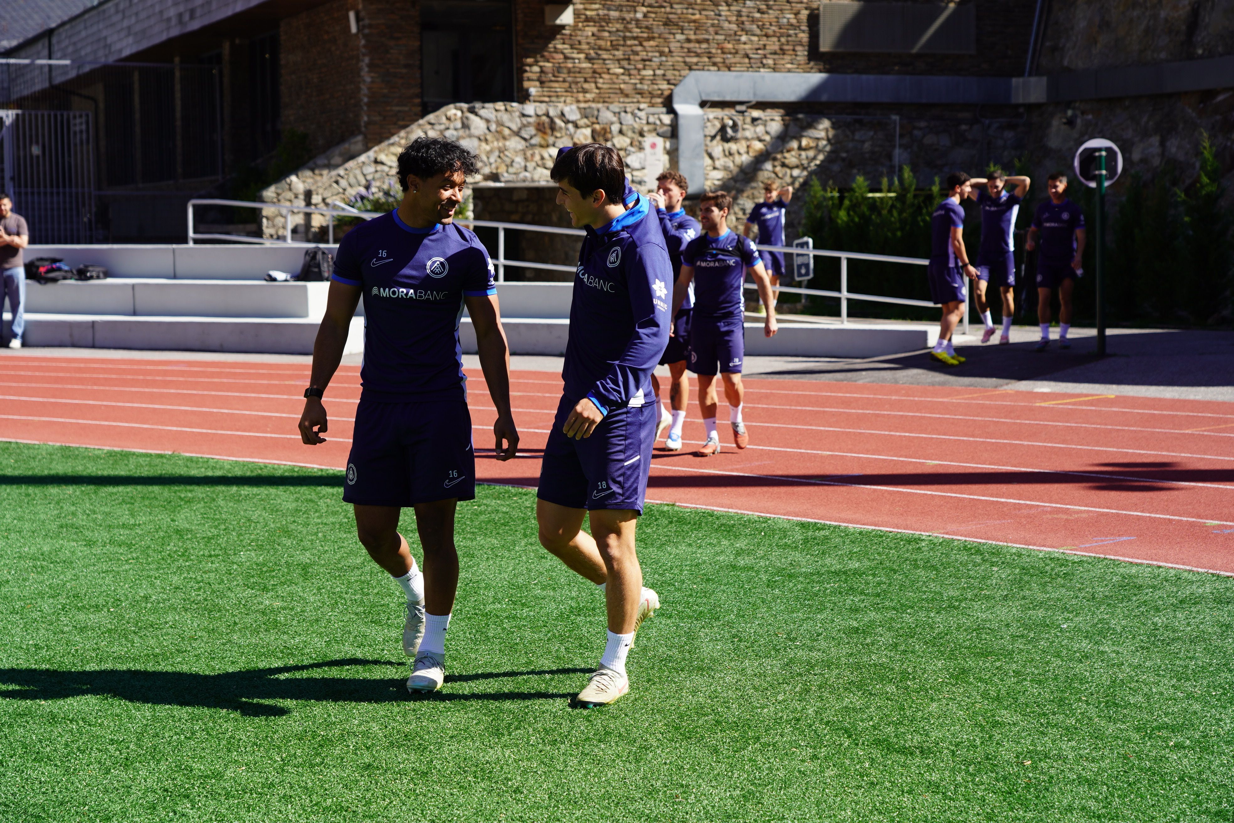 Saltant a la gespa. Saltant a la gespa.