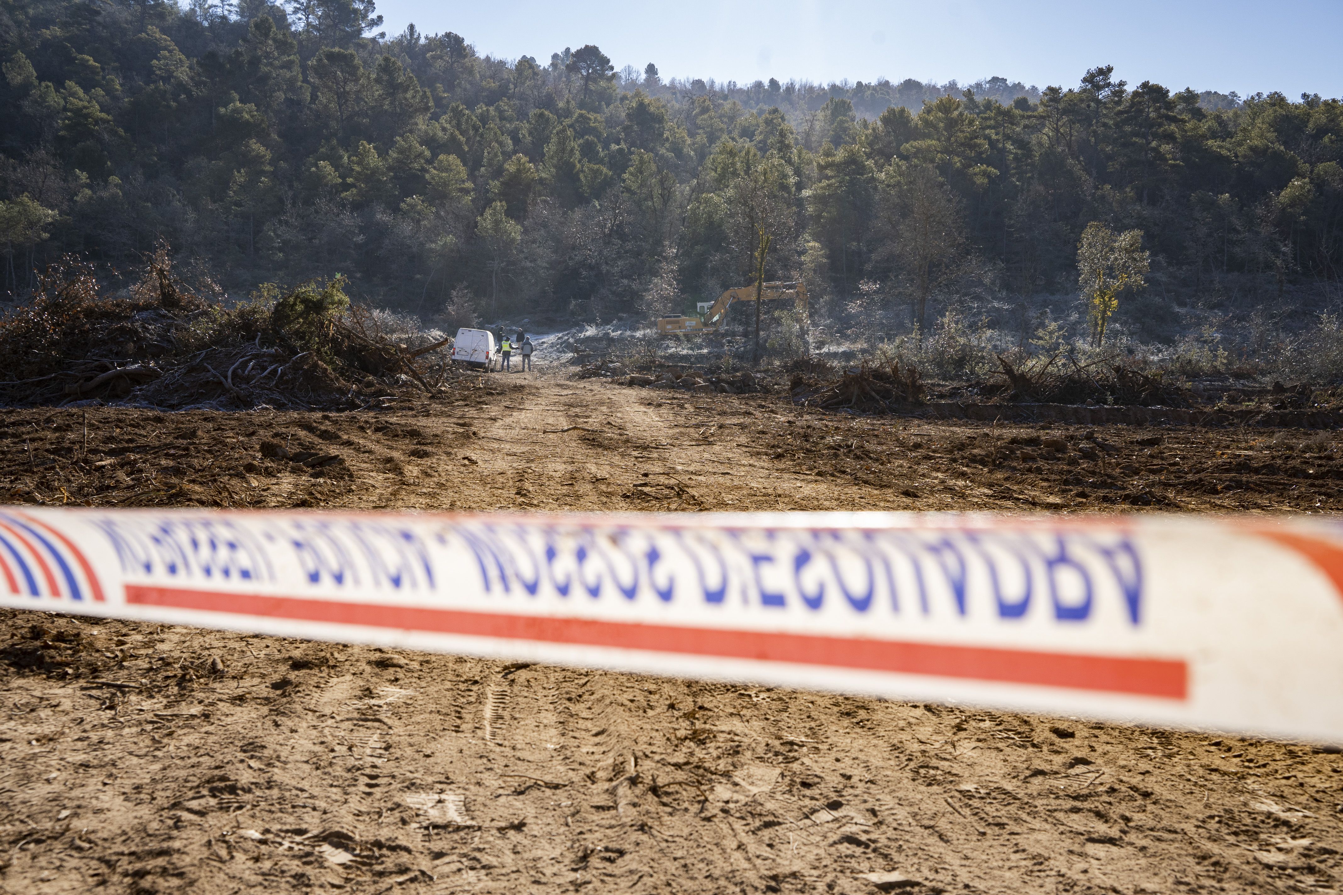 Investigadors dels mossos a la zona on hi va haver el crim poc després que aparegués mort Joan Coromina.