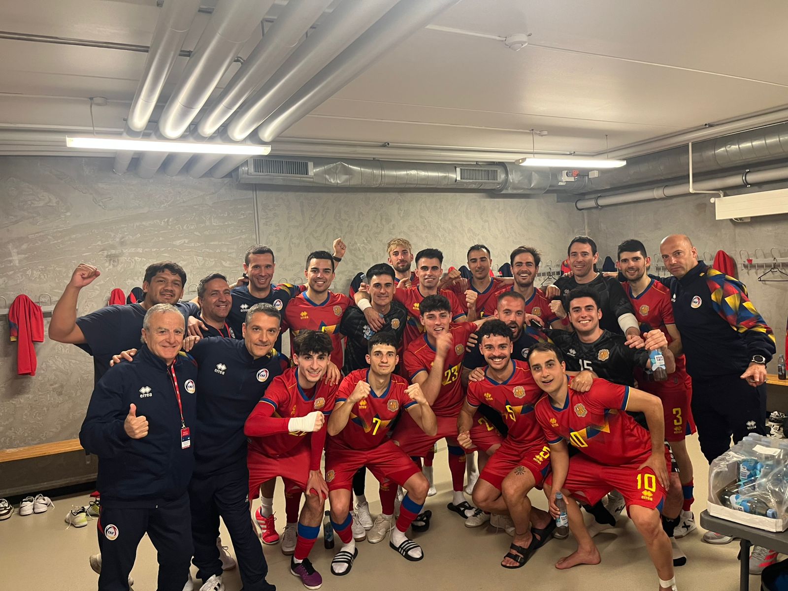 Els tricolors, celebrant la victòria al vestidor, amb la vista ja posada en Malta. 