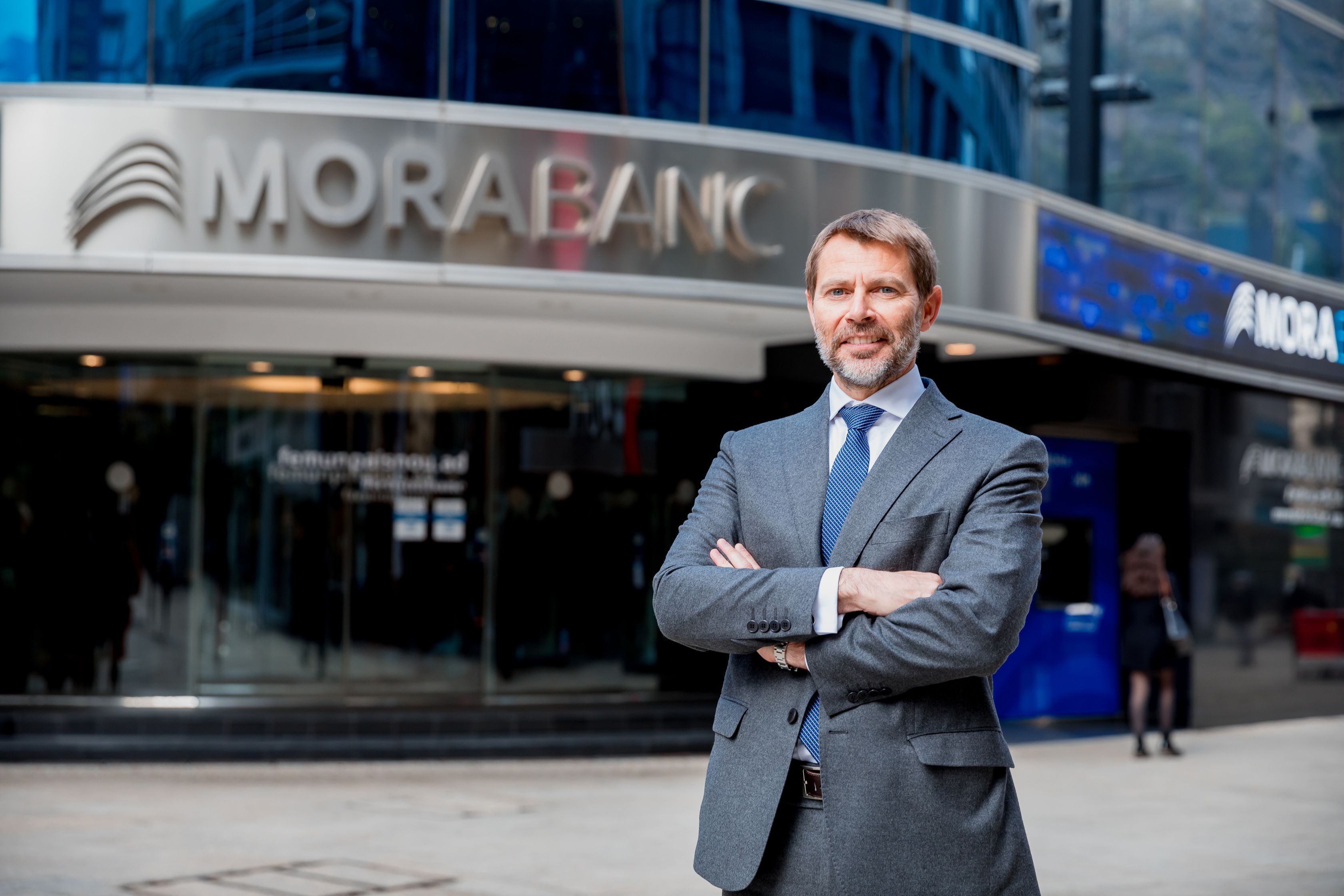 Lluis Alsina, CEO de MoraBanc, davant la façana de la seu central de l'entitat.