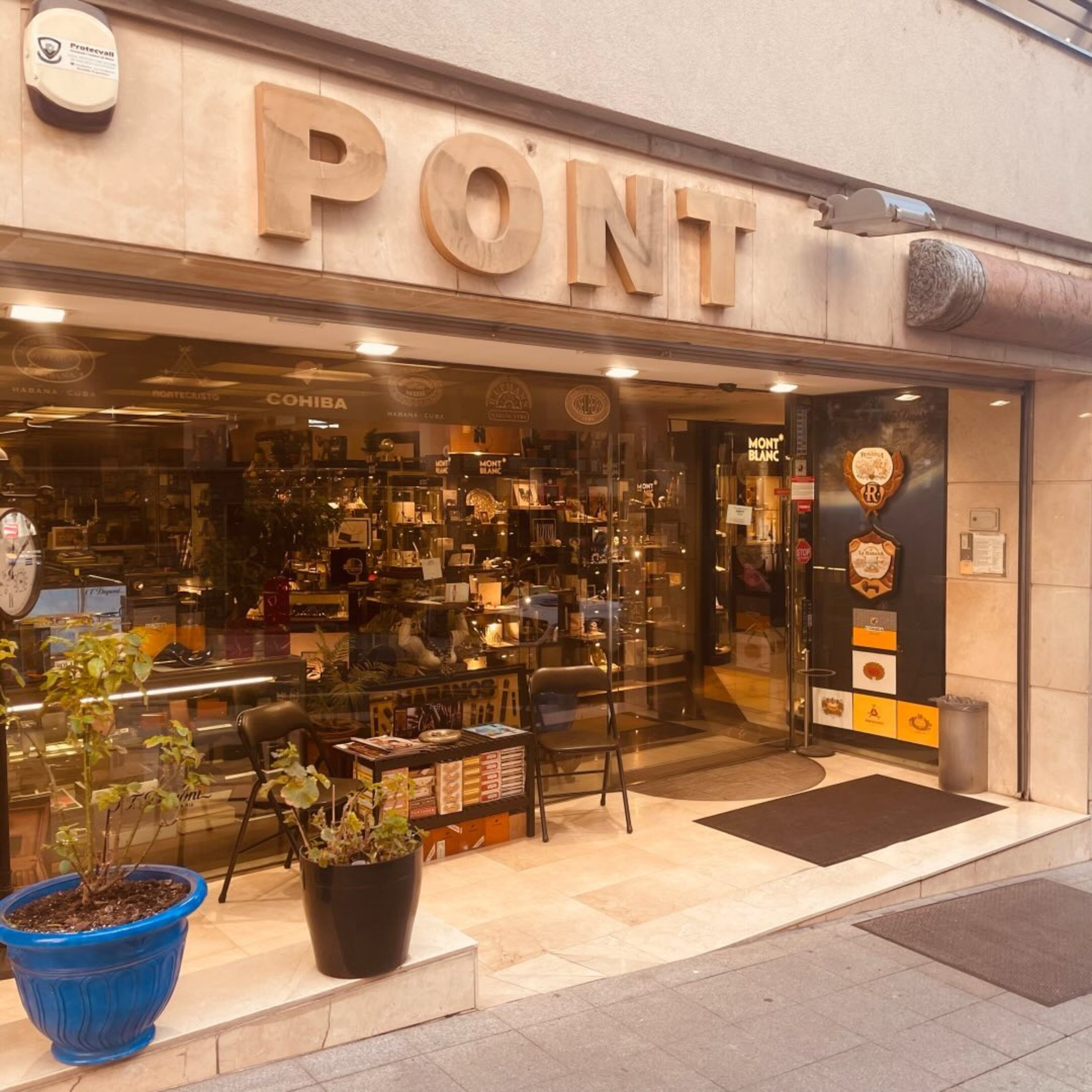 Una imatge del comerç, que avui no ha obert. Una imatge del comerç, que avui no ha obert.