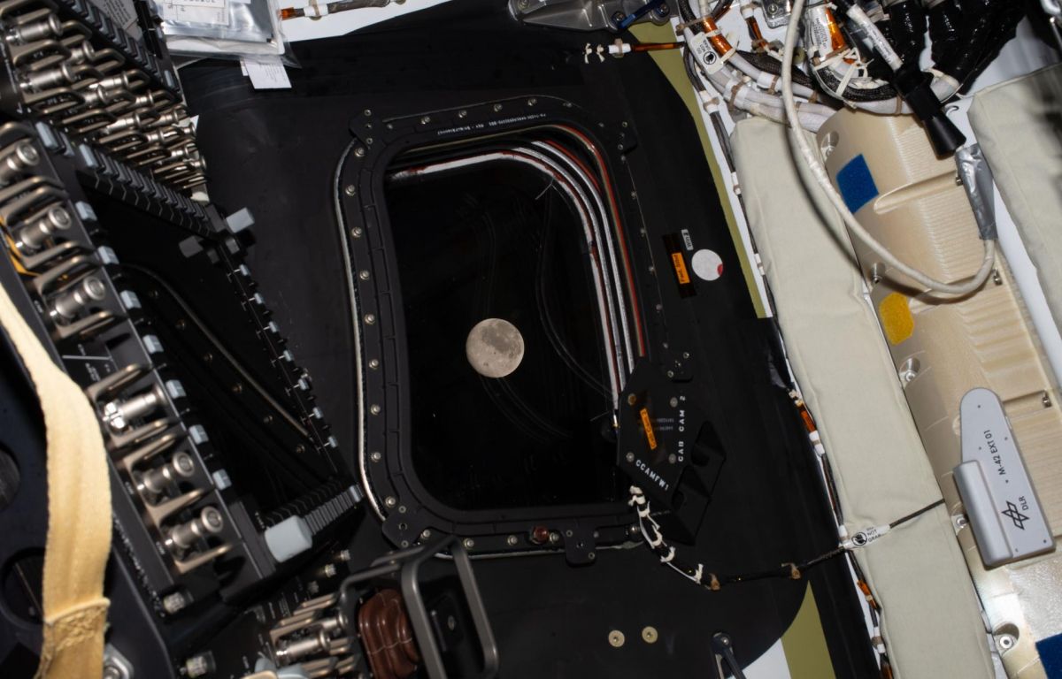 Vista de la Lluna a través d'una de les finestres de la càpsula en el moment d'apropar-se al nostre satèl·lit - Crèdit: NASA Vista de la Lluna a través d'una de les finestres de la càpsula en el moment d'apropar-se al nostre satèl·lit - Crèdit: NASA