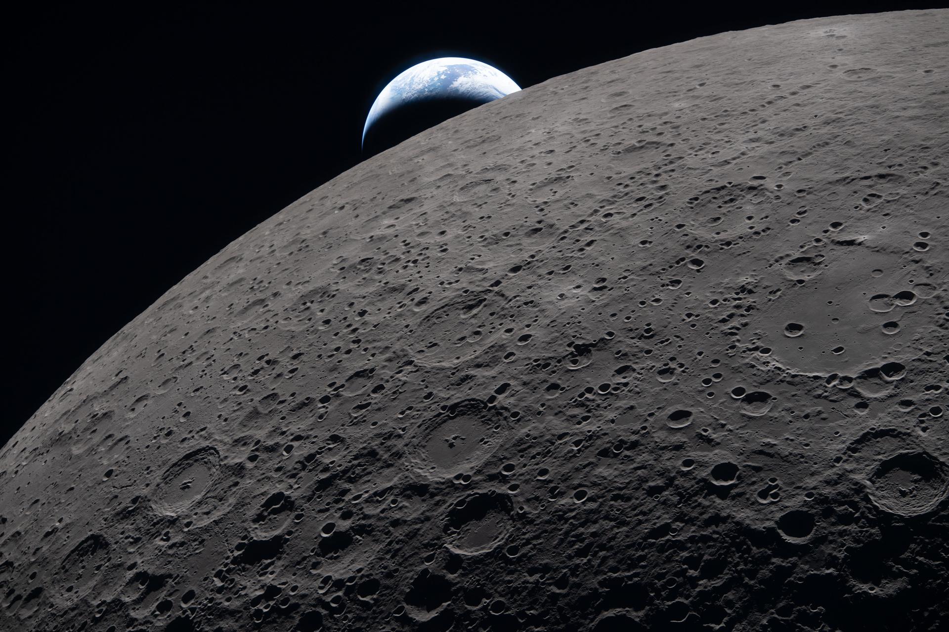 La Terra creixent s'aixeca per sobre de l'horitzó lunar - Crèdit: NASA La portaveu del Sindicat, Rebeca Bonache.