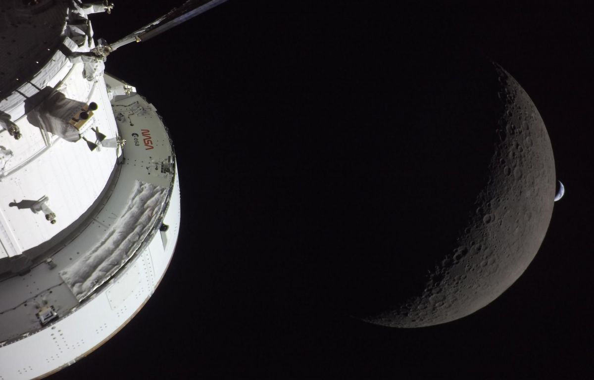 La càpsula Orió, la Lluna i la Terra al fons en una sola imatge - Crèdit: NASA La càpsula Orió, la Lluna i la Terra al fons en una sola imatge - Crèdit: NASA