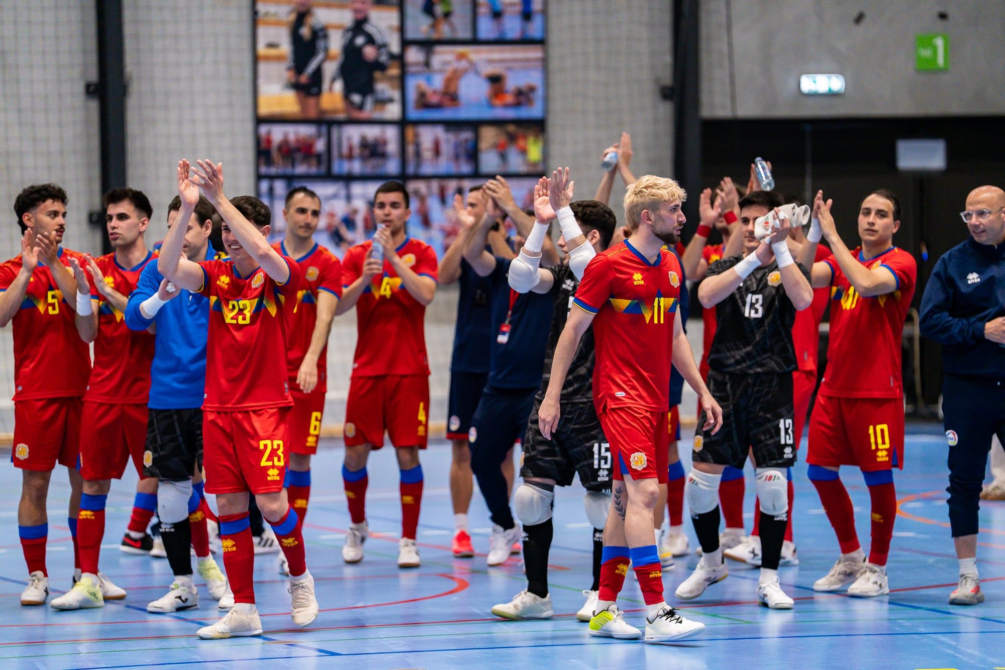 Al capdavant, Adrià Blat, d'Encamp a la segona divisió espanyola de futbol sala. Al capdavant, Adrià Blat, d'Encamp a la segona divisió espanyola de futbol sala.