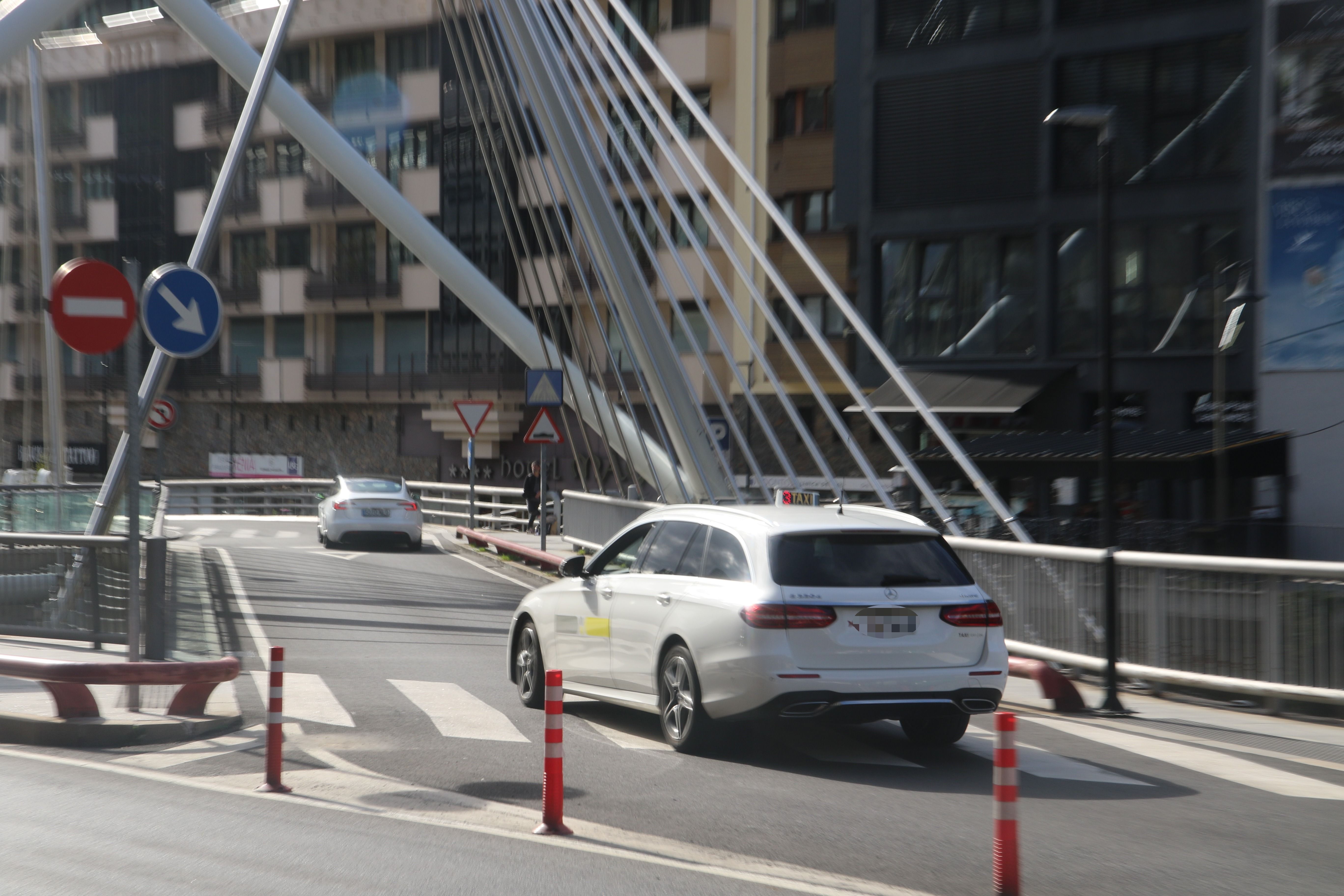 Un taxi atenent un servei passant per la zona del pont de París.