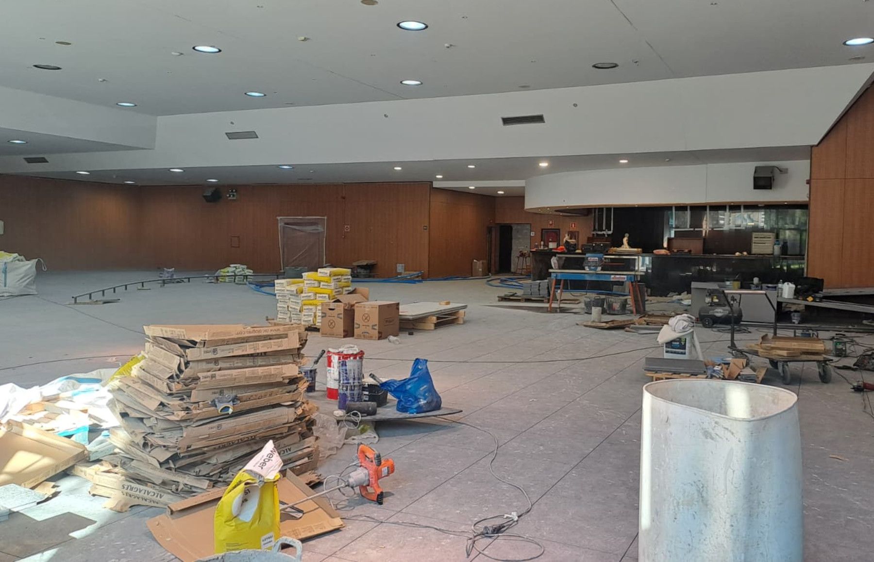 La sala de festes està en obres. La sala de festes està en obres.