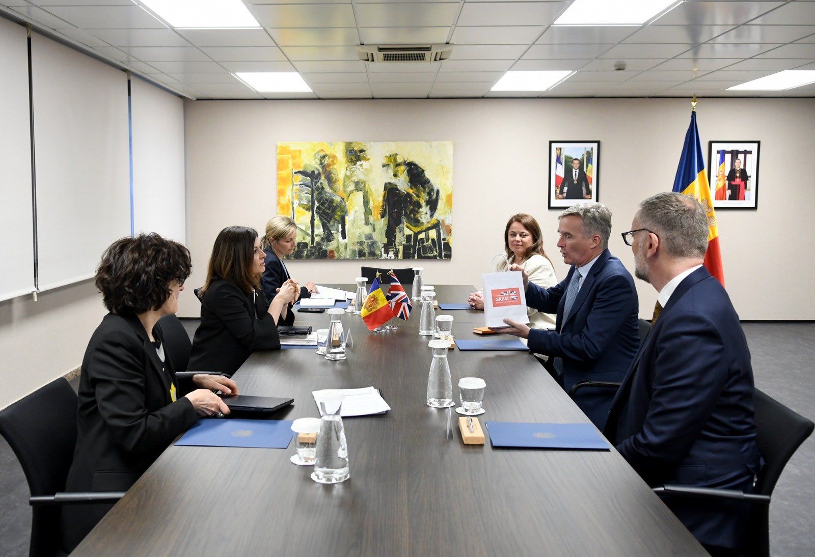 Trobada amb l’ambaixador del Regne Unit a Andorra amb qui s’ha convingut impulsar la cooperació econòmica i promoure el programa de mobilitat per a joves.