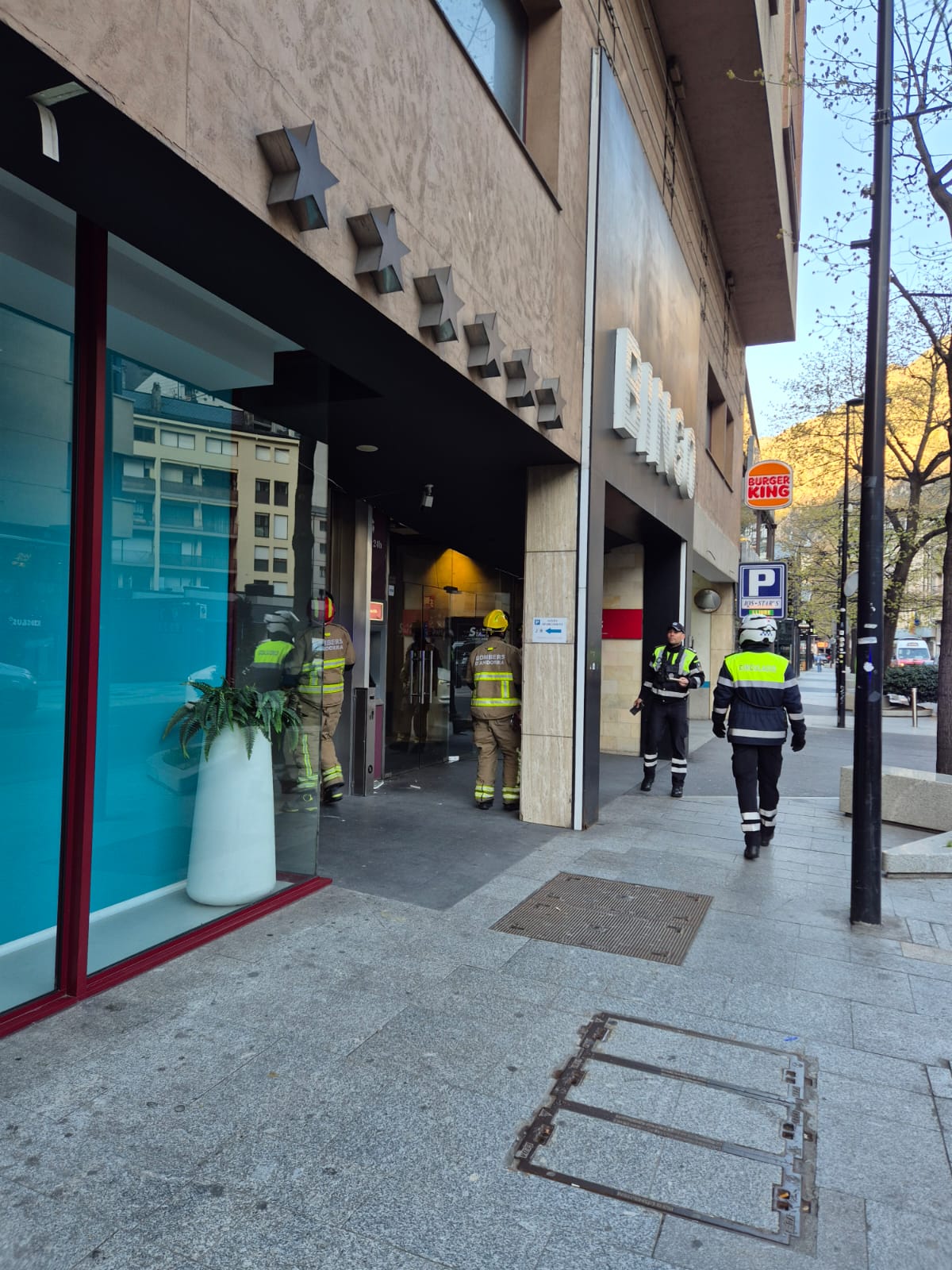 Els agents de bombers i de circulació avaluant la situació. Els agents de bombers i de circulació avaluant la situació.