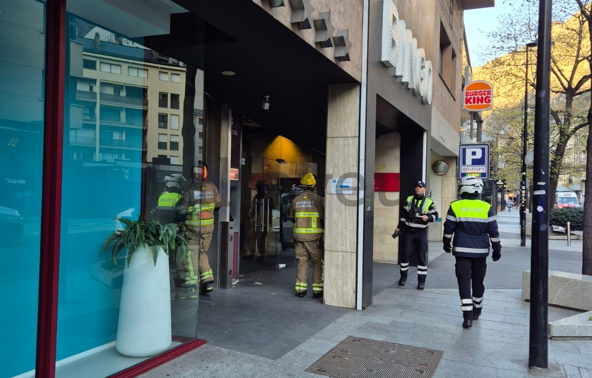 Els agents de bombers i de circulació avaluant la situació. Els agents de bombers i de circulació avaluant la situació.