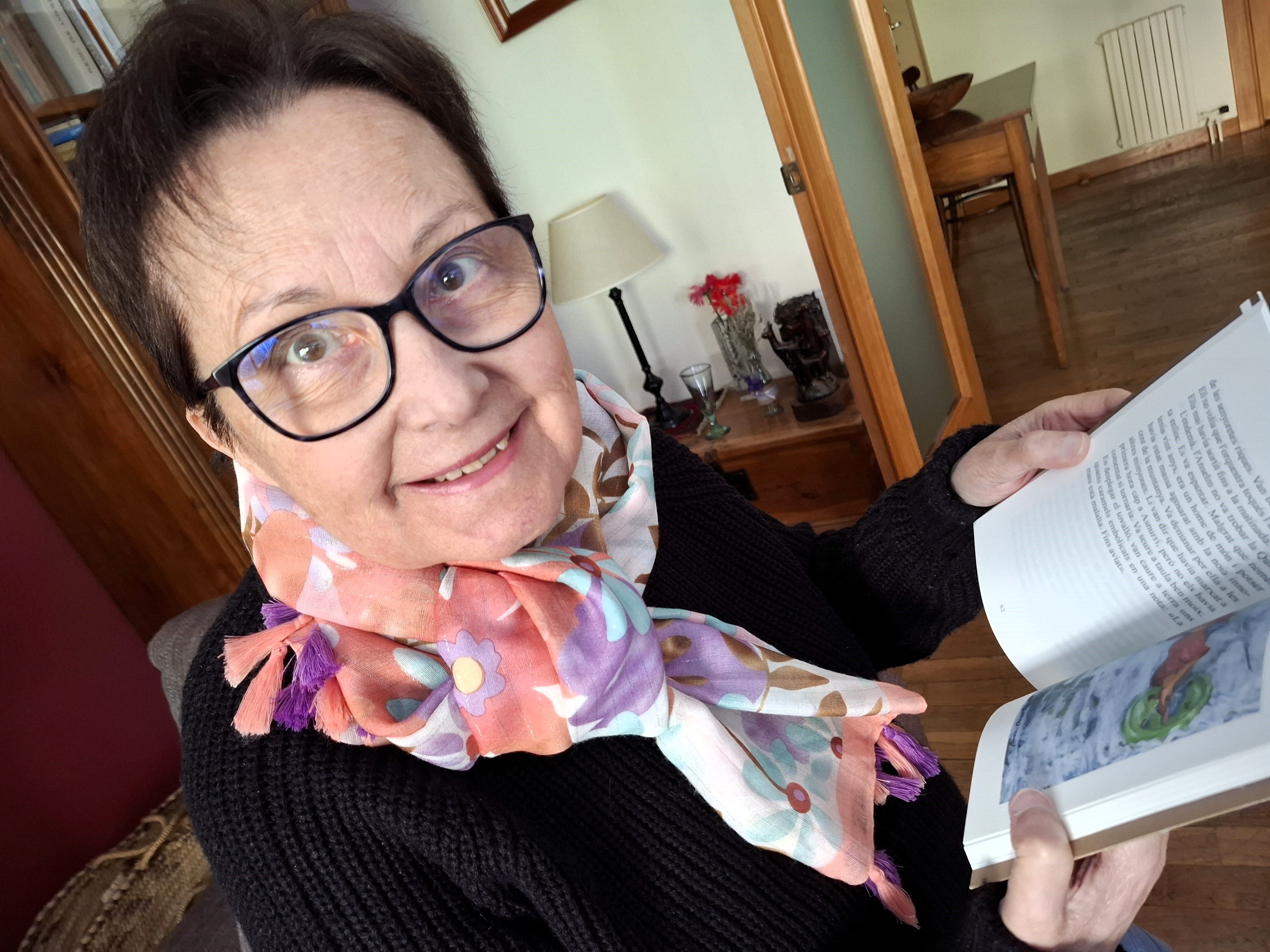 Pilar Burgués presenta el seu tercer recull. Pilar Burgués presenta el seu tercer recull.