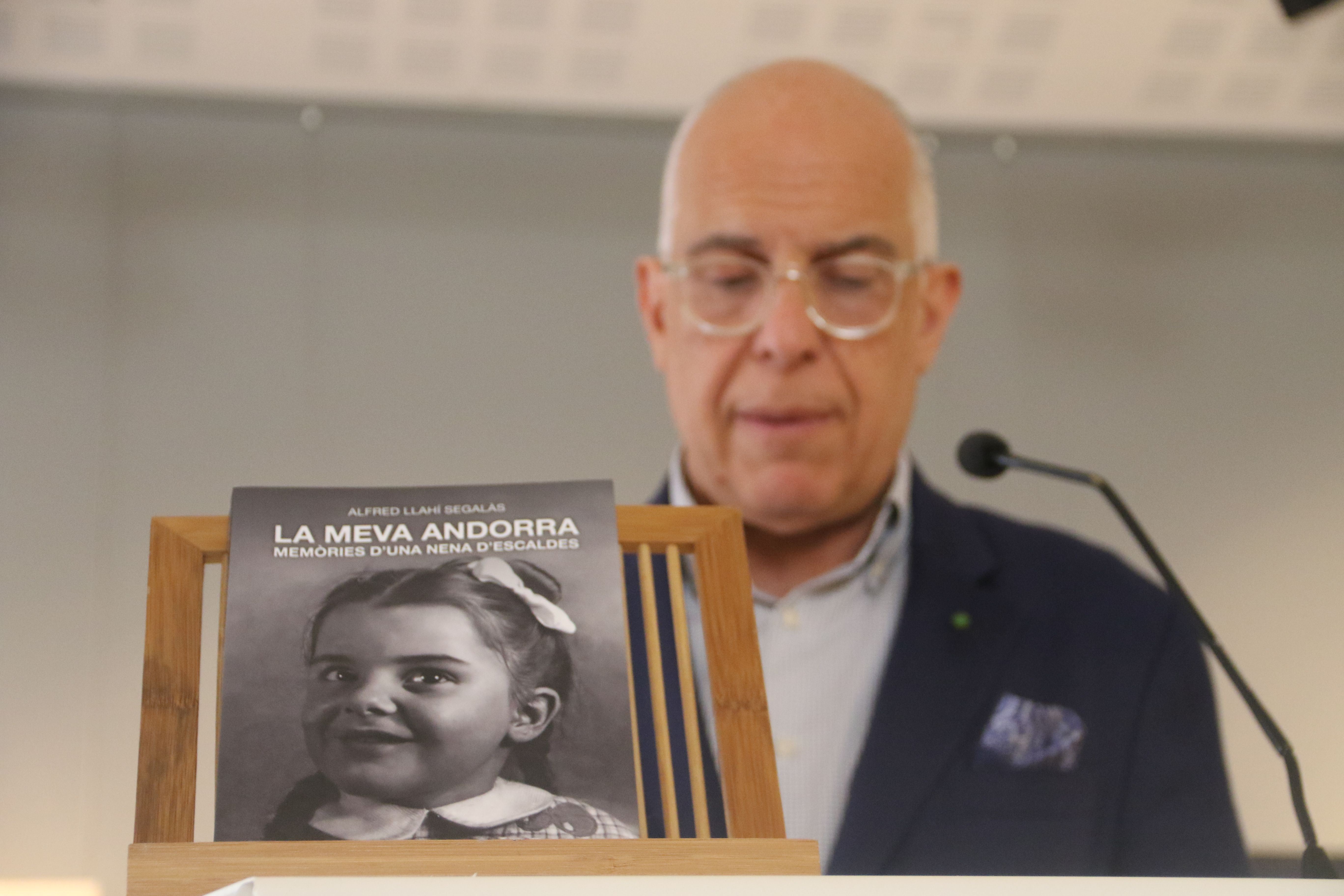 Alfred Llahí durant la presentació de 'La meva Andorra. Memòries d'una nena d'Escaldes'.