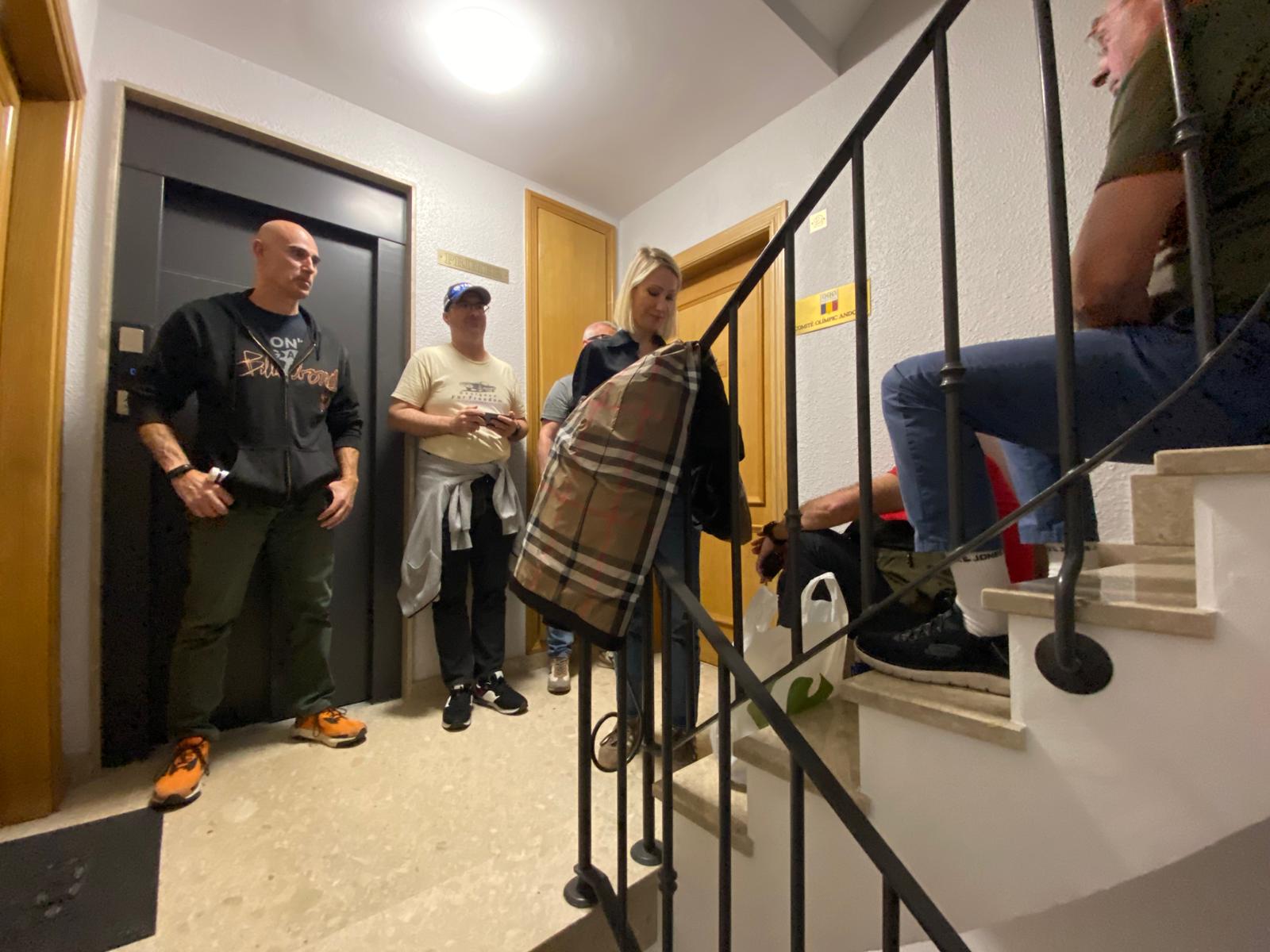 Alguns federats del Club Andorrà de Tir de Precisió, esperant per entrar a l'escala del COA.