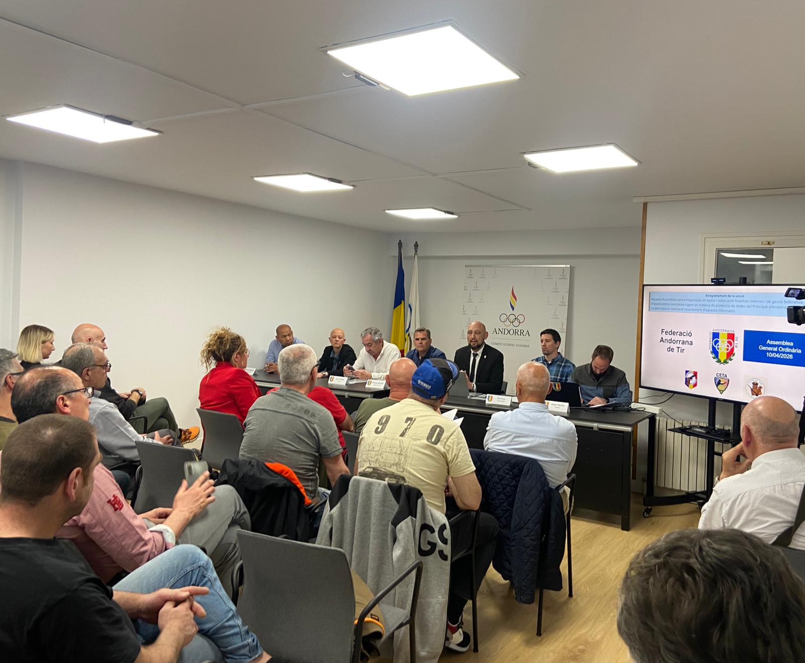 La junta directiva de la federació de tir, davant de socis i federats en una de les sales del COA. 