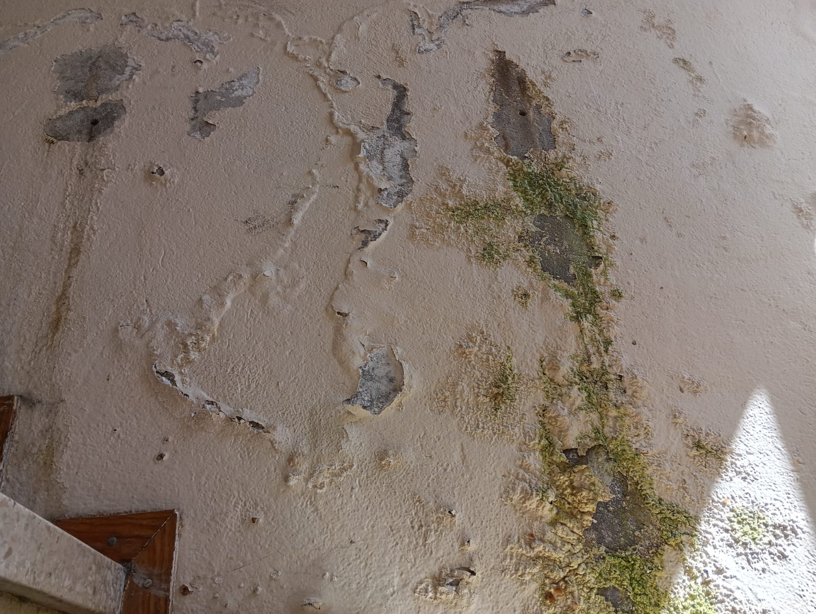 L'estat que presenten els replans d'un dels dos blocs és deplorable.