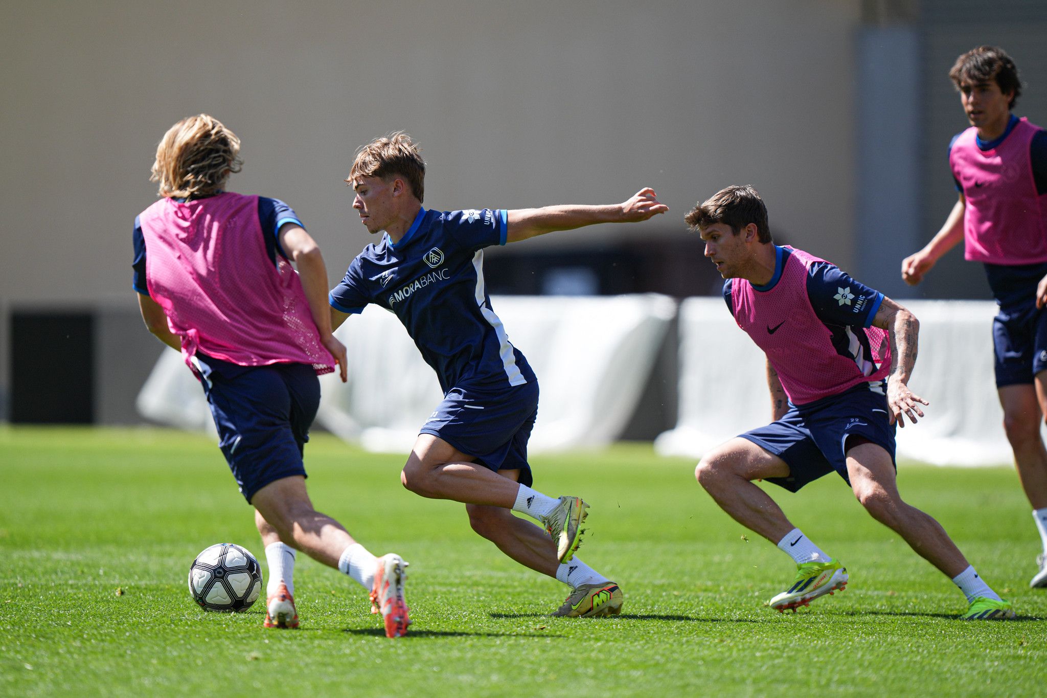L'extrem de l'FC Andorra, Josep Cerdà, controla una pilota aquest divendres a Encamp. 